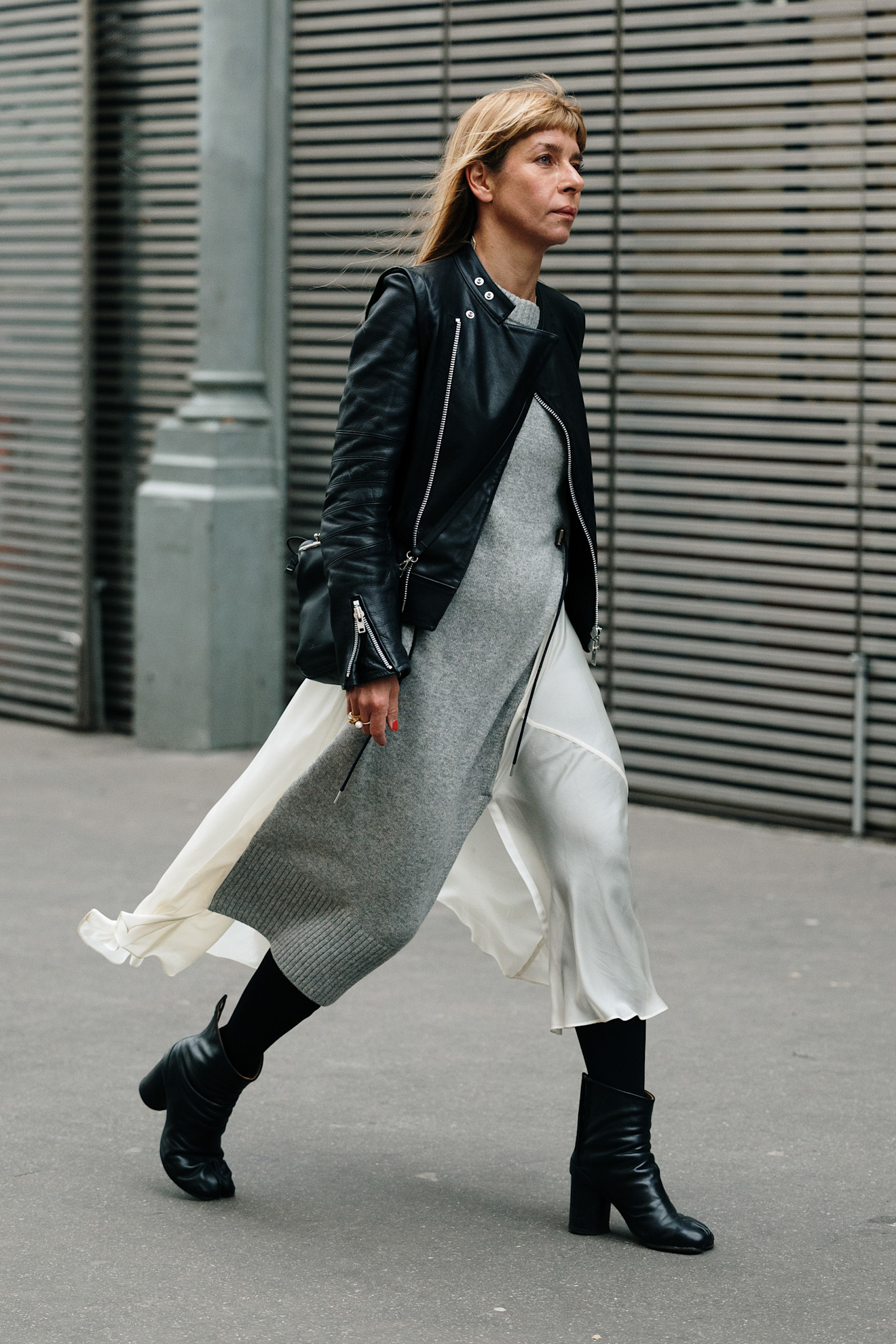 إطلالة بتفاصيل متناغمة من شوارع باريس