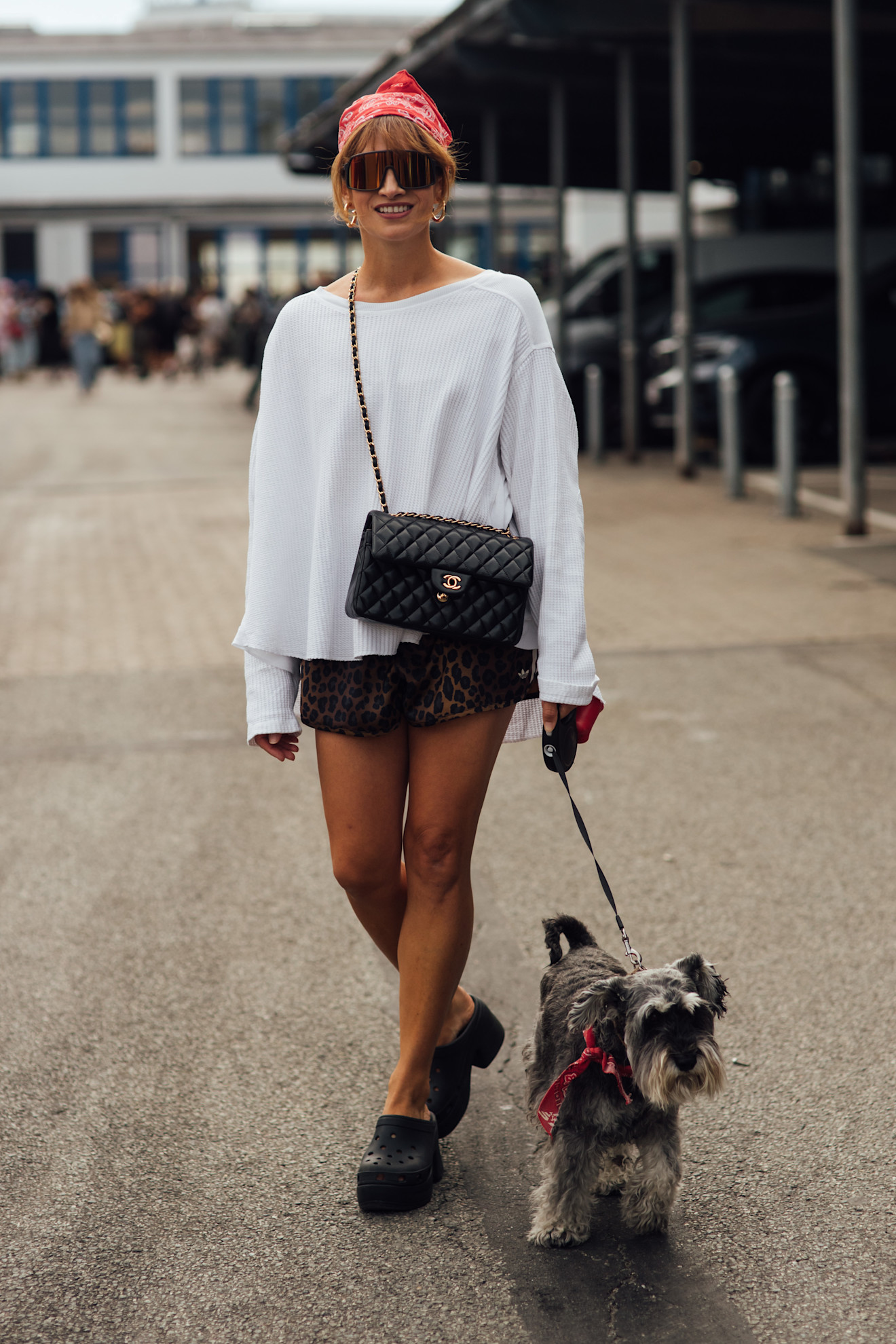 إطلالة بحقيبة من Chanel كقطعة استثمارية