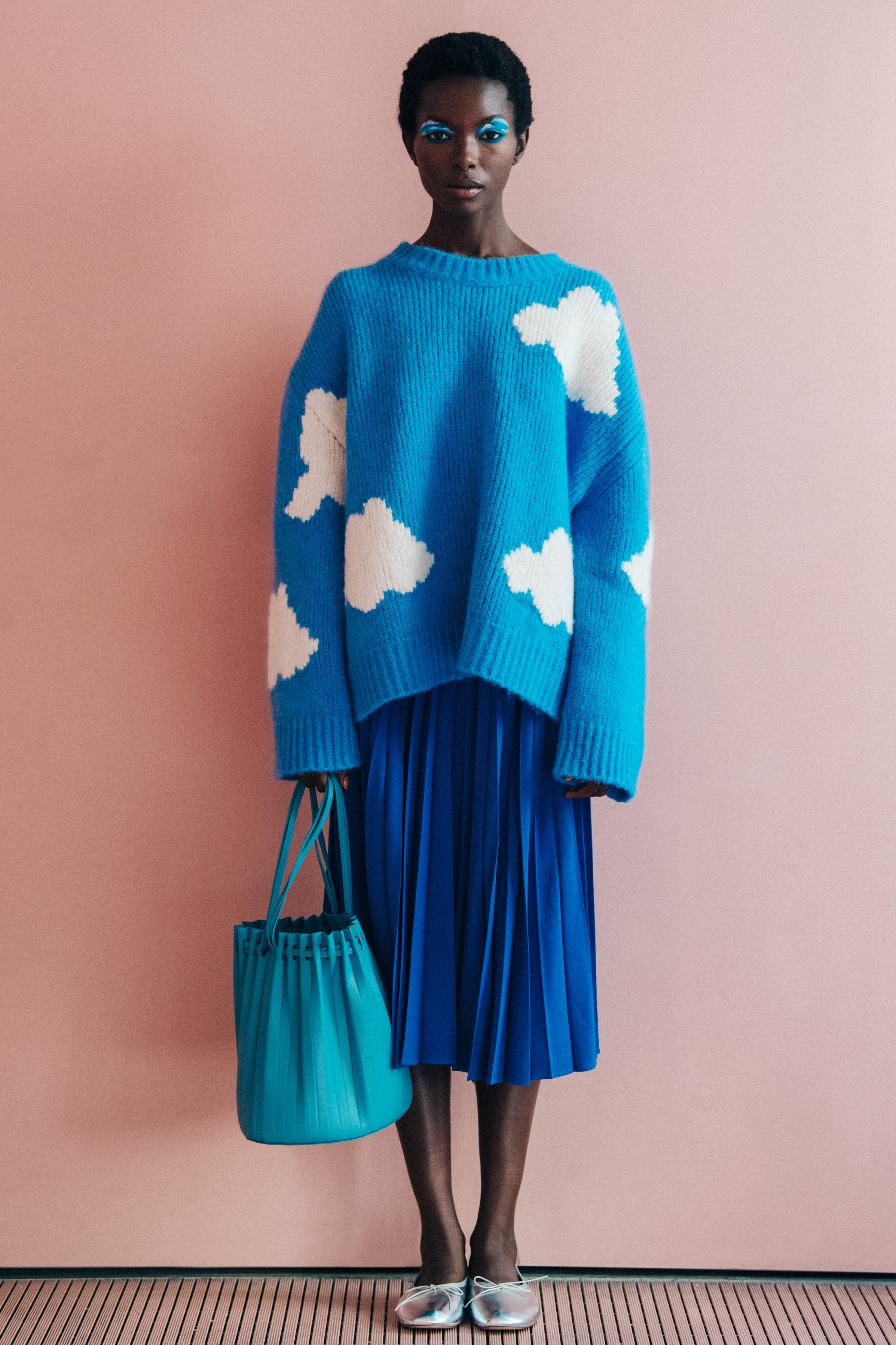 إطلالة بحقيبة Mansur Gavriel