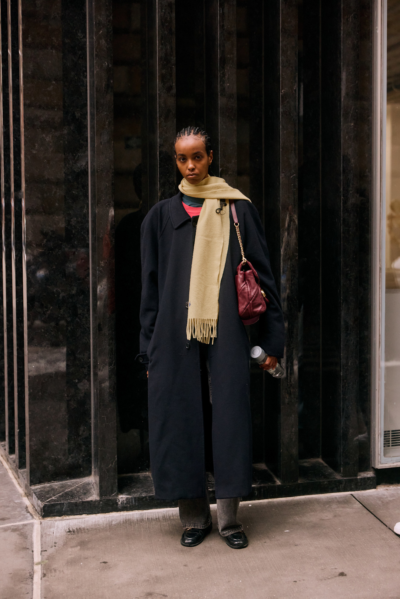 إطلالة بخامات متناسقة السماكة من شوارع نيويورك