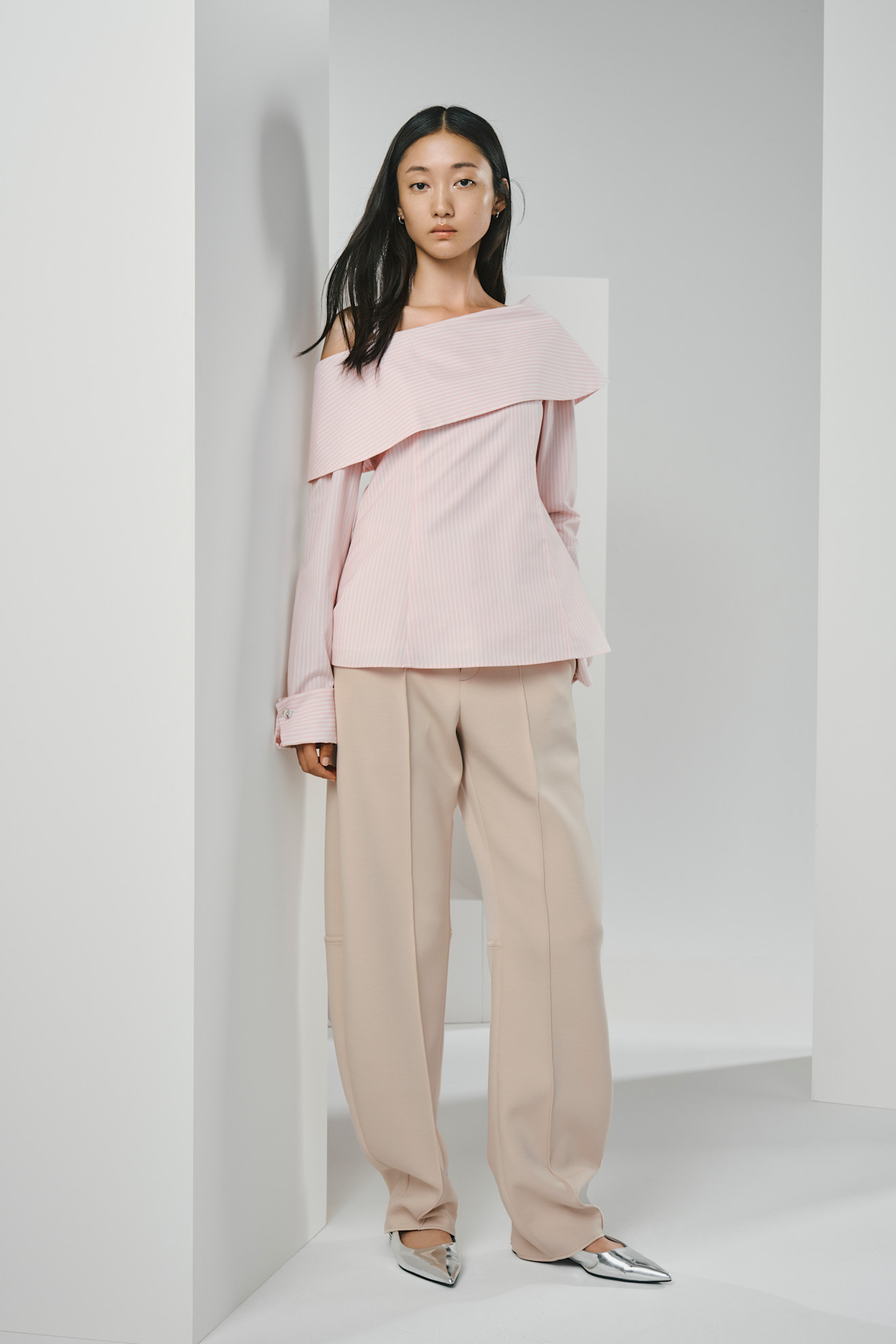 إطلالة بسيطة مع حذاء معدني ملفت من Adeam