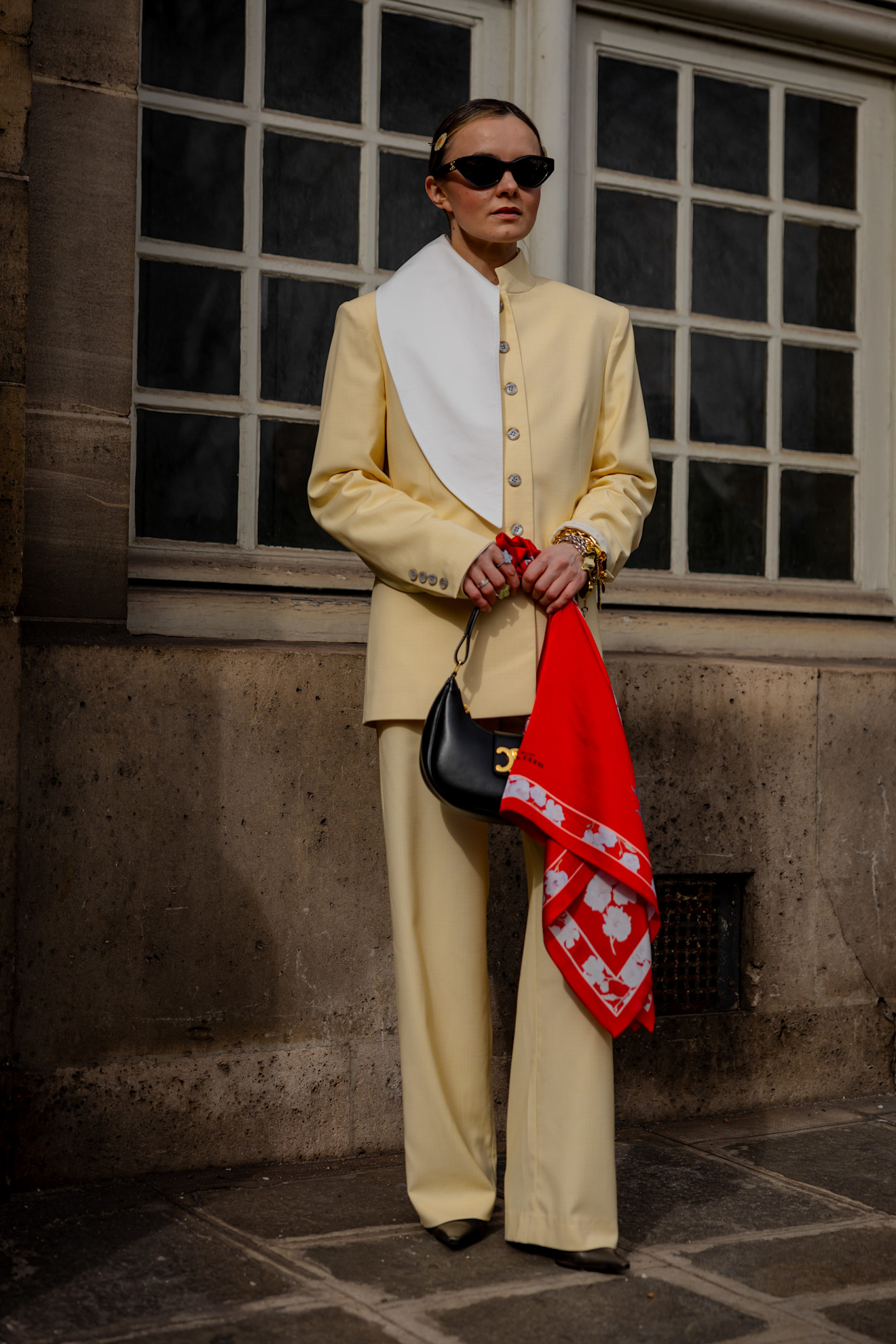 إطلالة بسيطة مع عنصر درامي من شوارع باريس