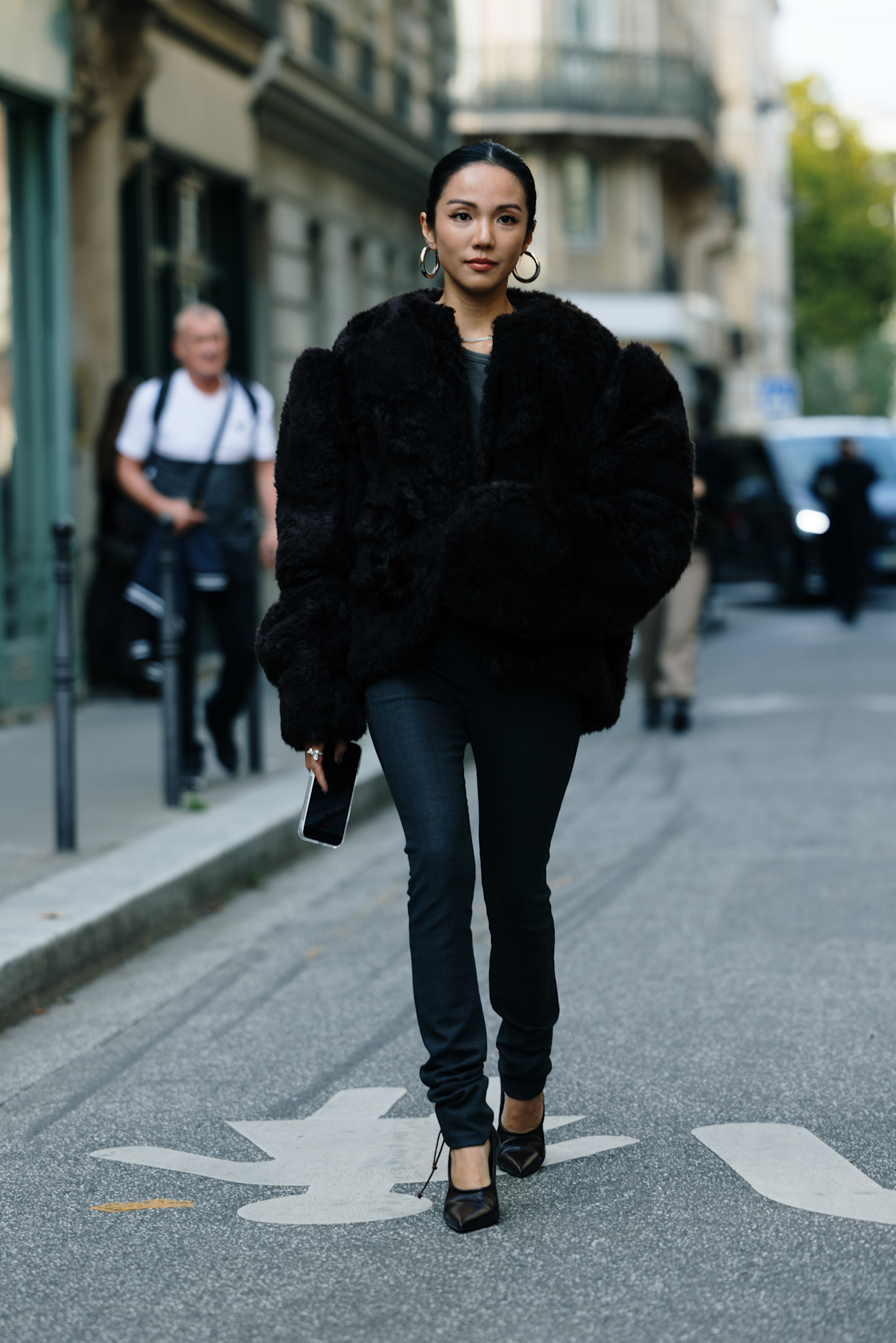 إطلالة بسيطة وأنيقة دون مجهود من شوارع باريس