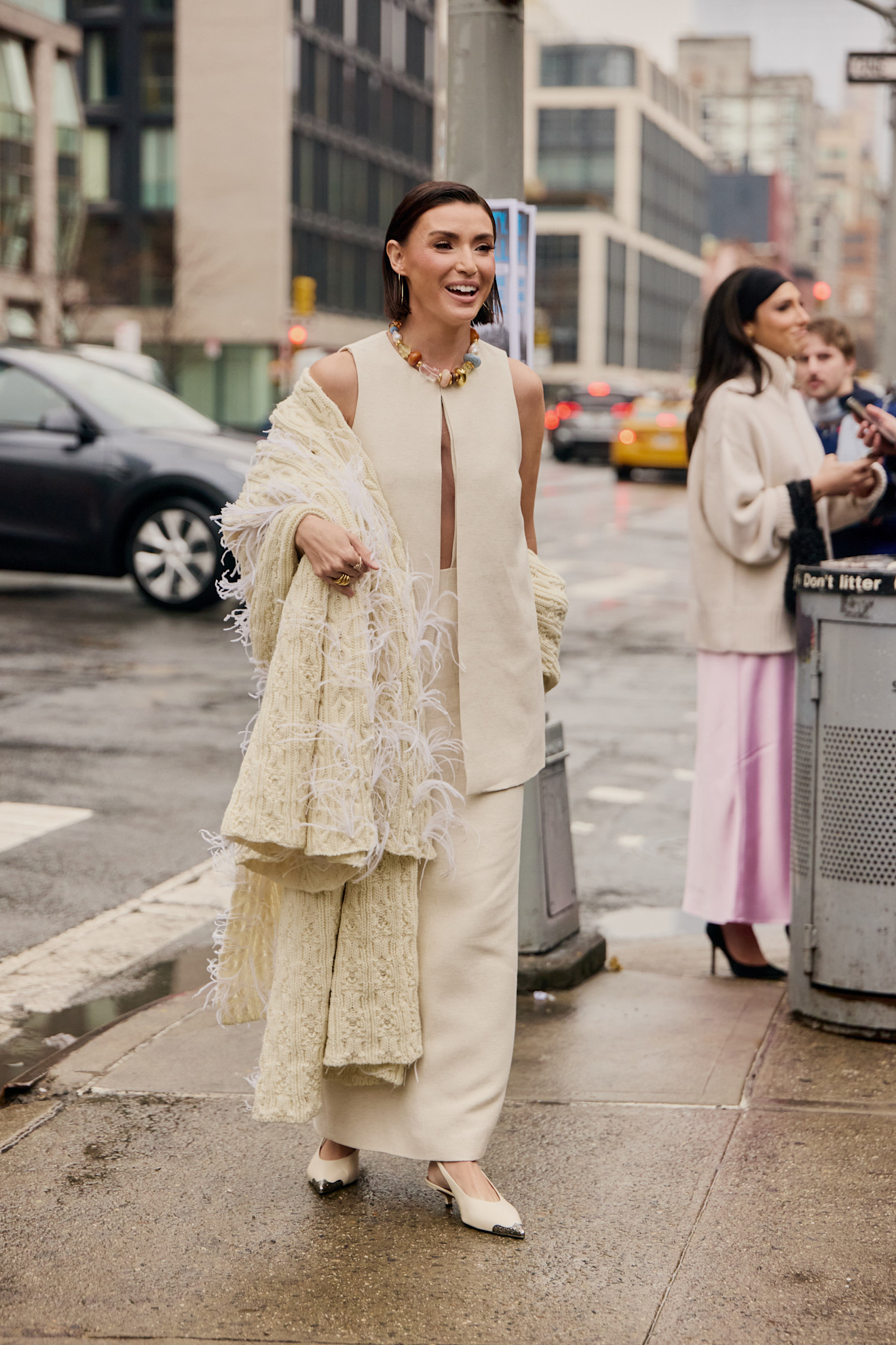 إطلالة بشال صوفي ثقيل من شوارع New York