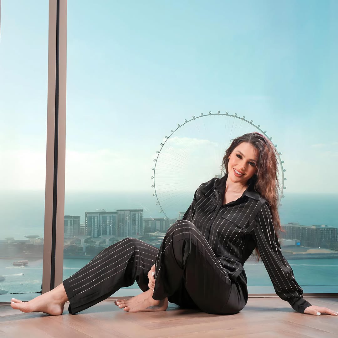 إطلالة بطقم كلاسيكي