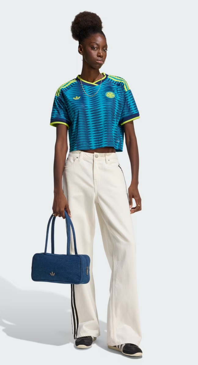 إطلالة بقميص راضي وبنطال جينز أبيض من Adidas