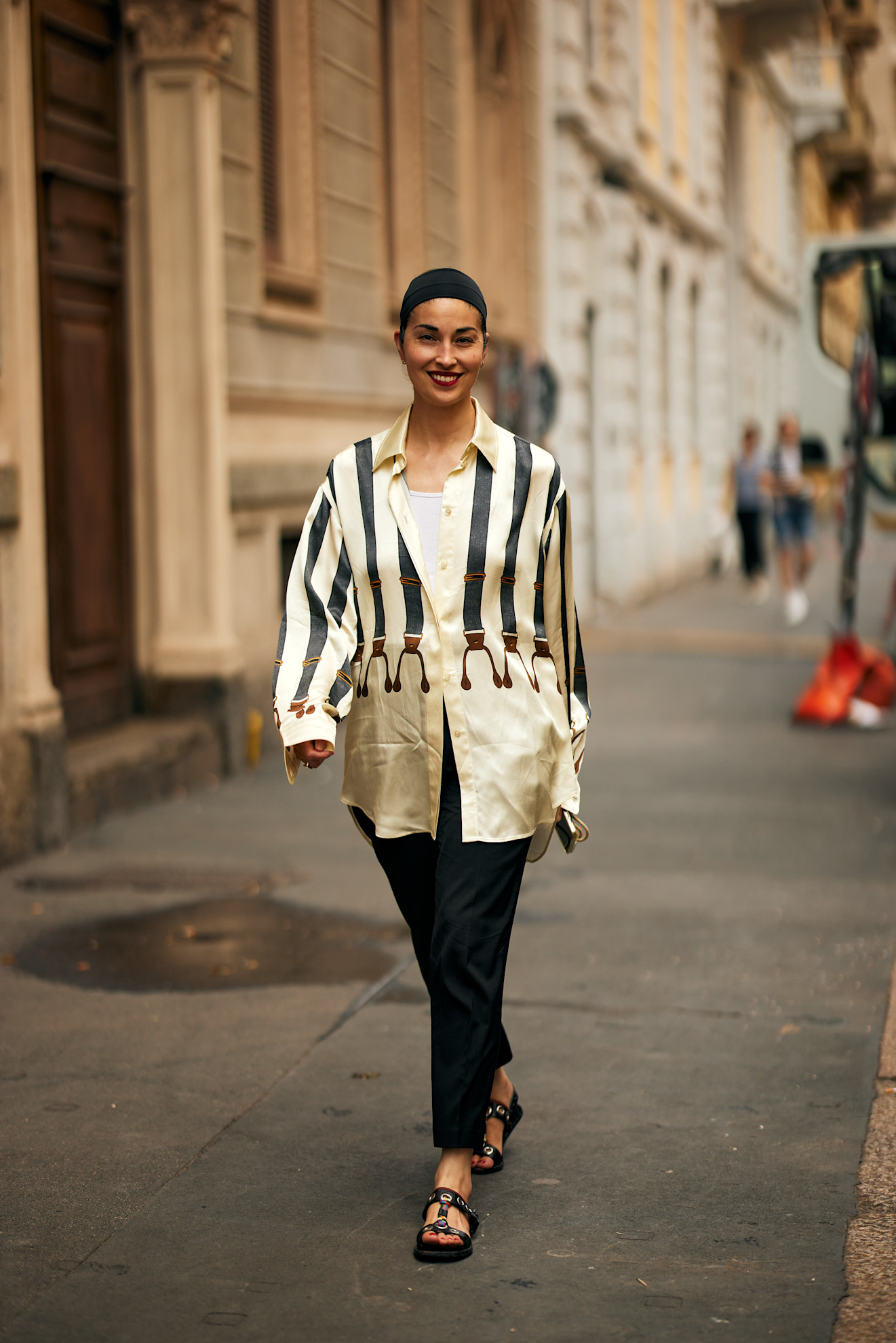 إطلالة بقميص ناعم فضفاض مع بنطال مستقيم من شوارع ميلان