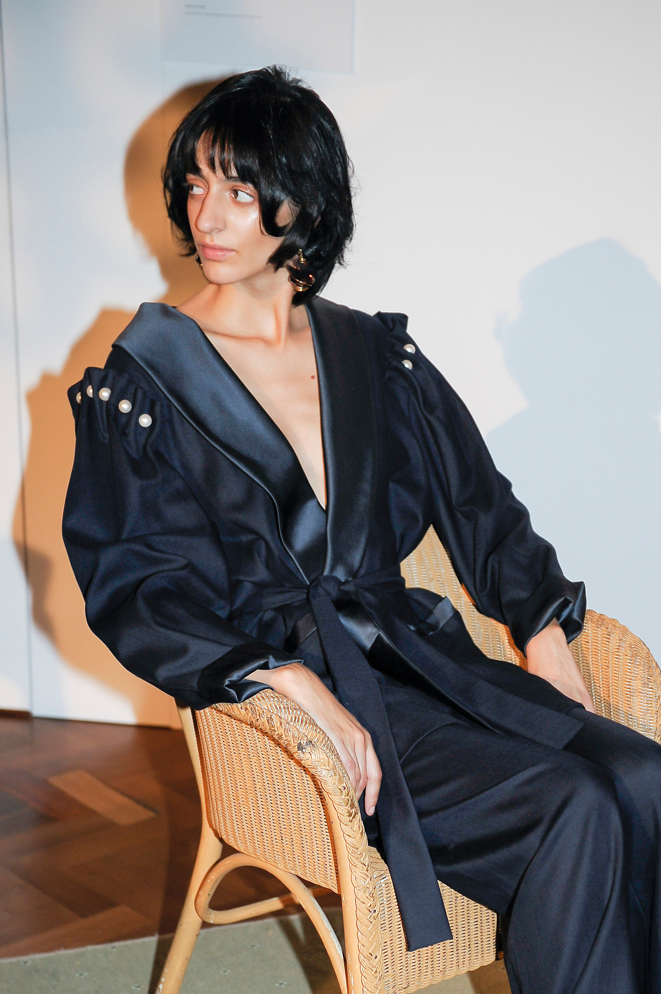 إطلالة بلؤلؤ خفيف على الأكتاف من Mother of Pearl