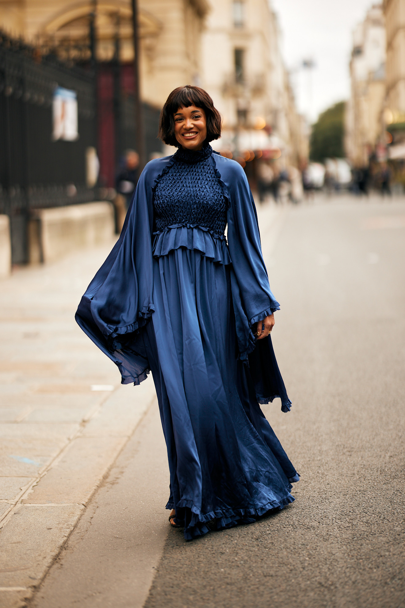 إطلالة بلون يعكس النضج والثقة