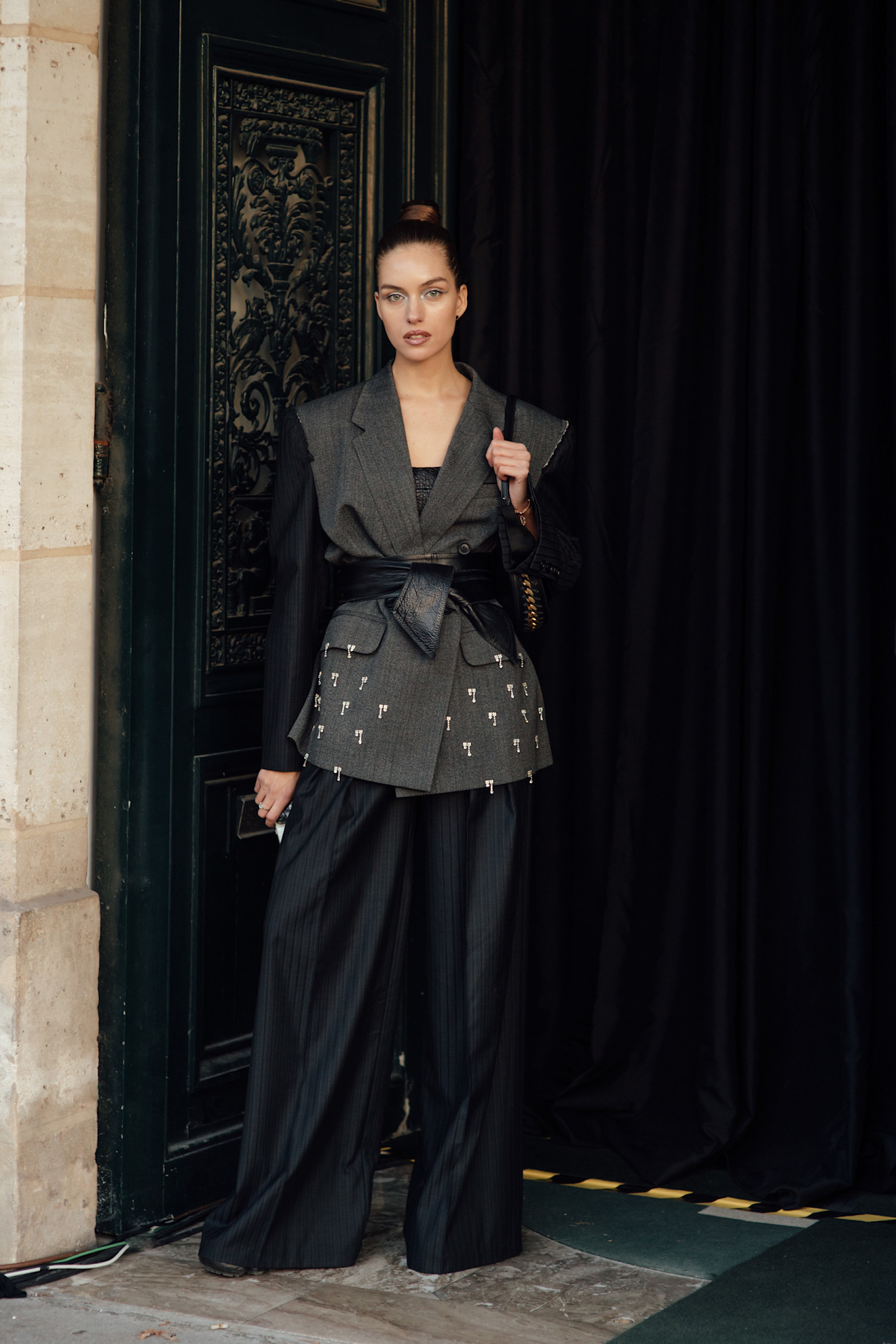 إطلالة تعبر عن الثقة باللون الأسود