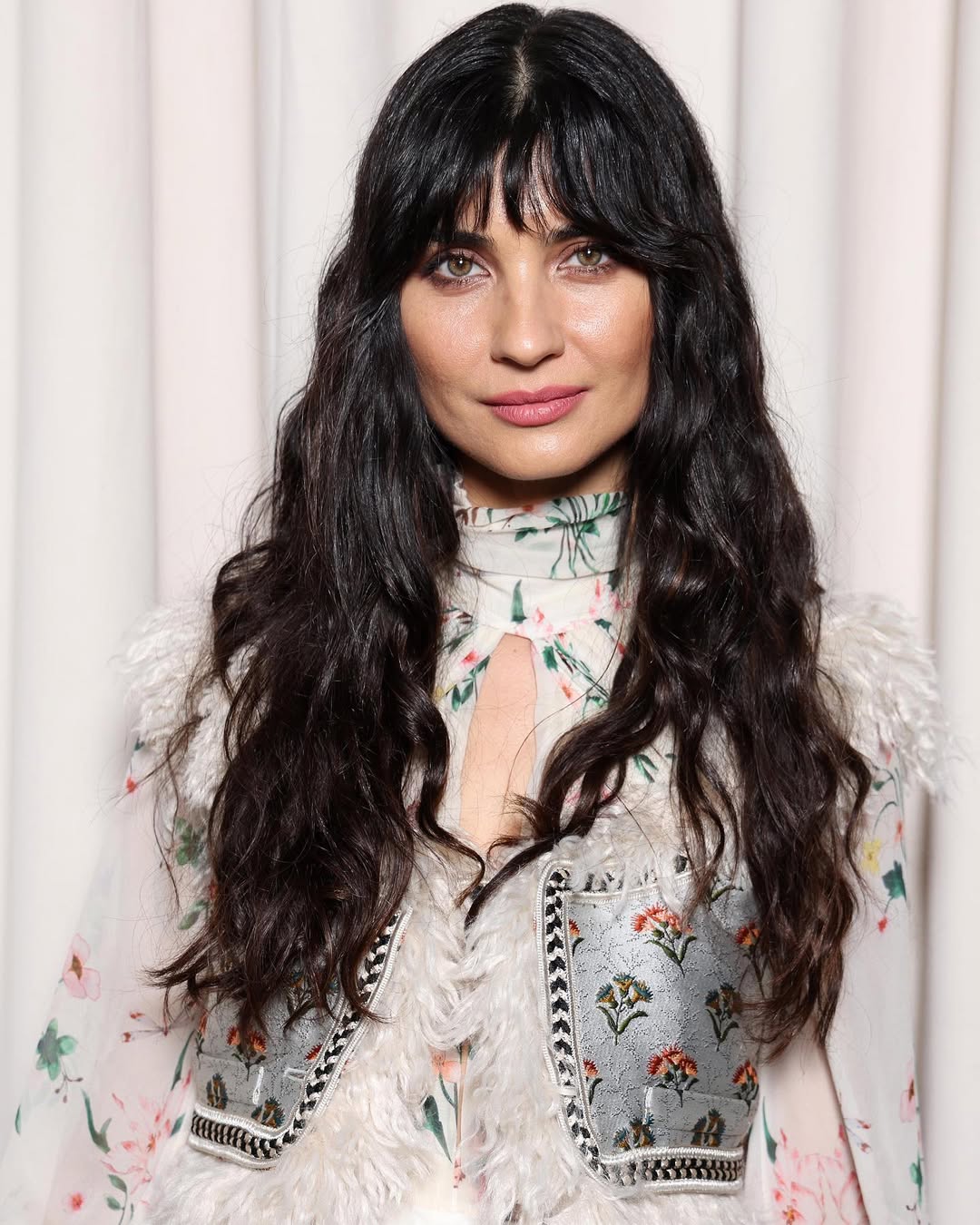 إطلالة توبا بويكوستون بالمكياج البني والشفاه الزهرية