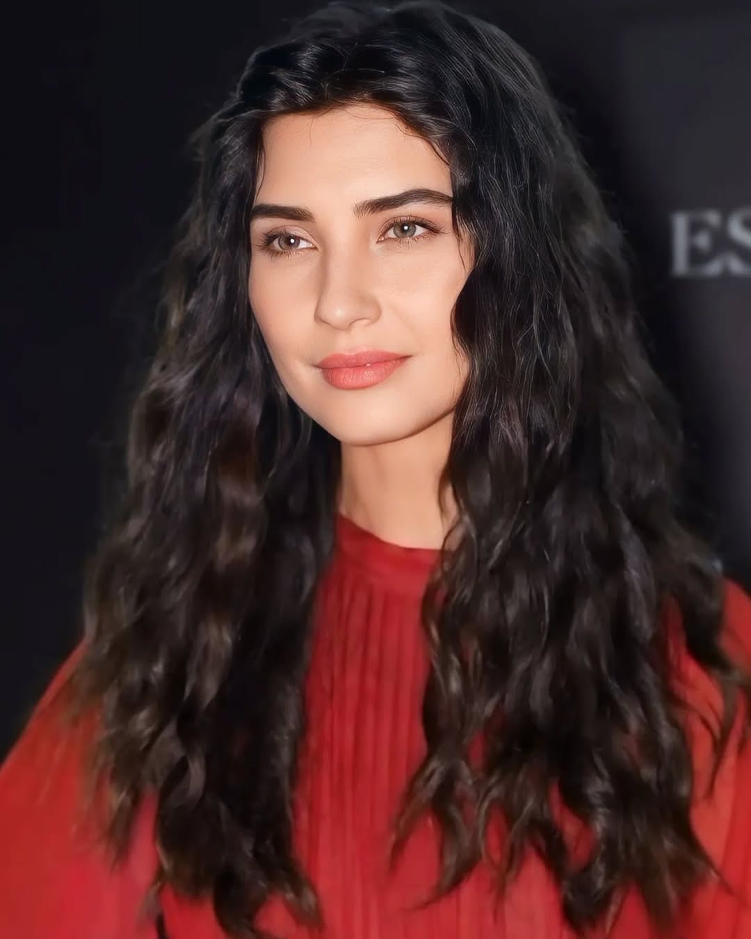 إطلالة توبا بويكوستون بالمكياج المشمشي والشفاه المرجانية