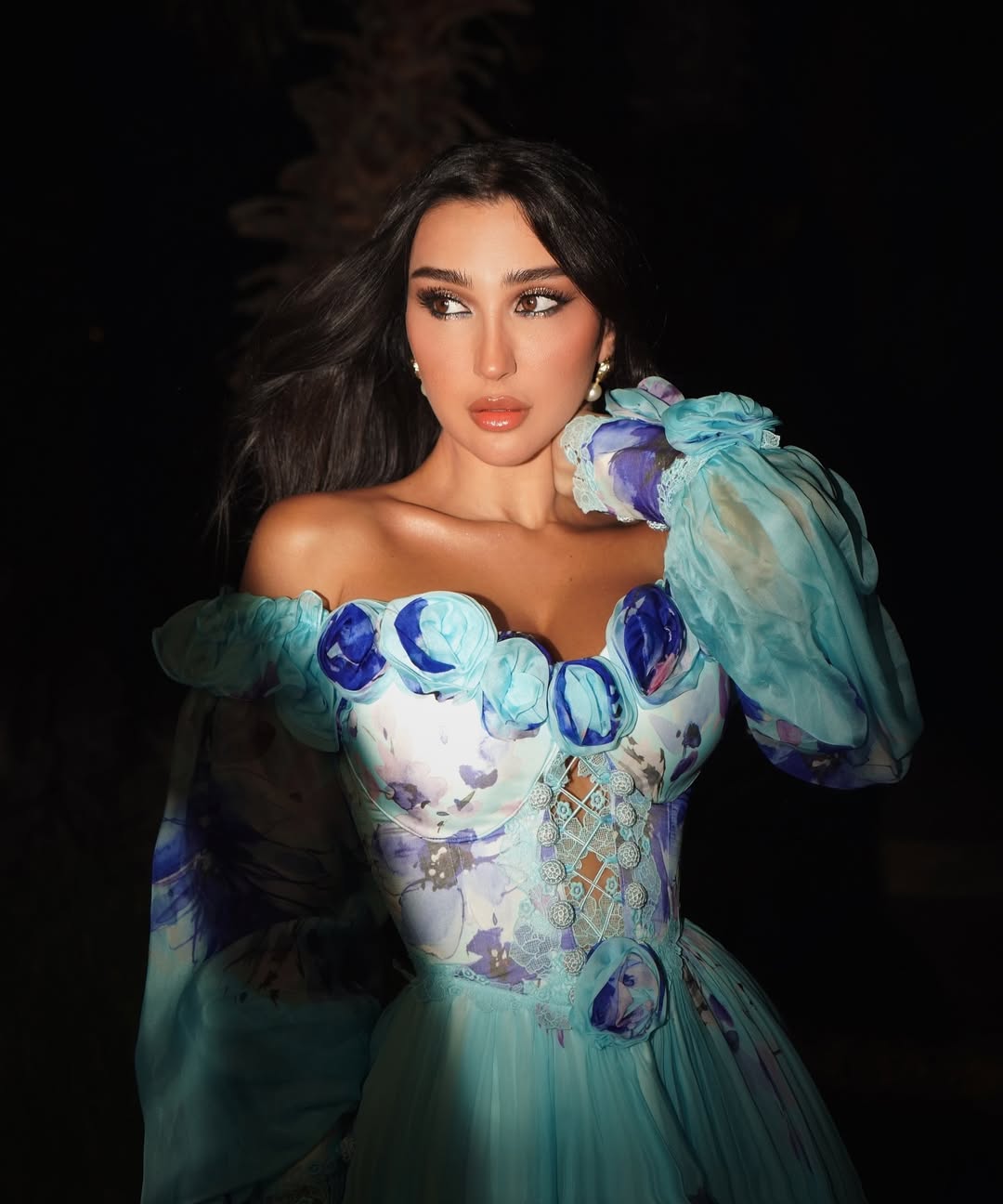 إطلالة جيسي عبدو بفستان ازرق رومانسي