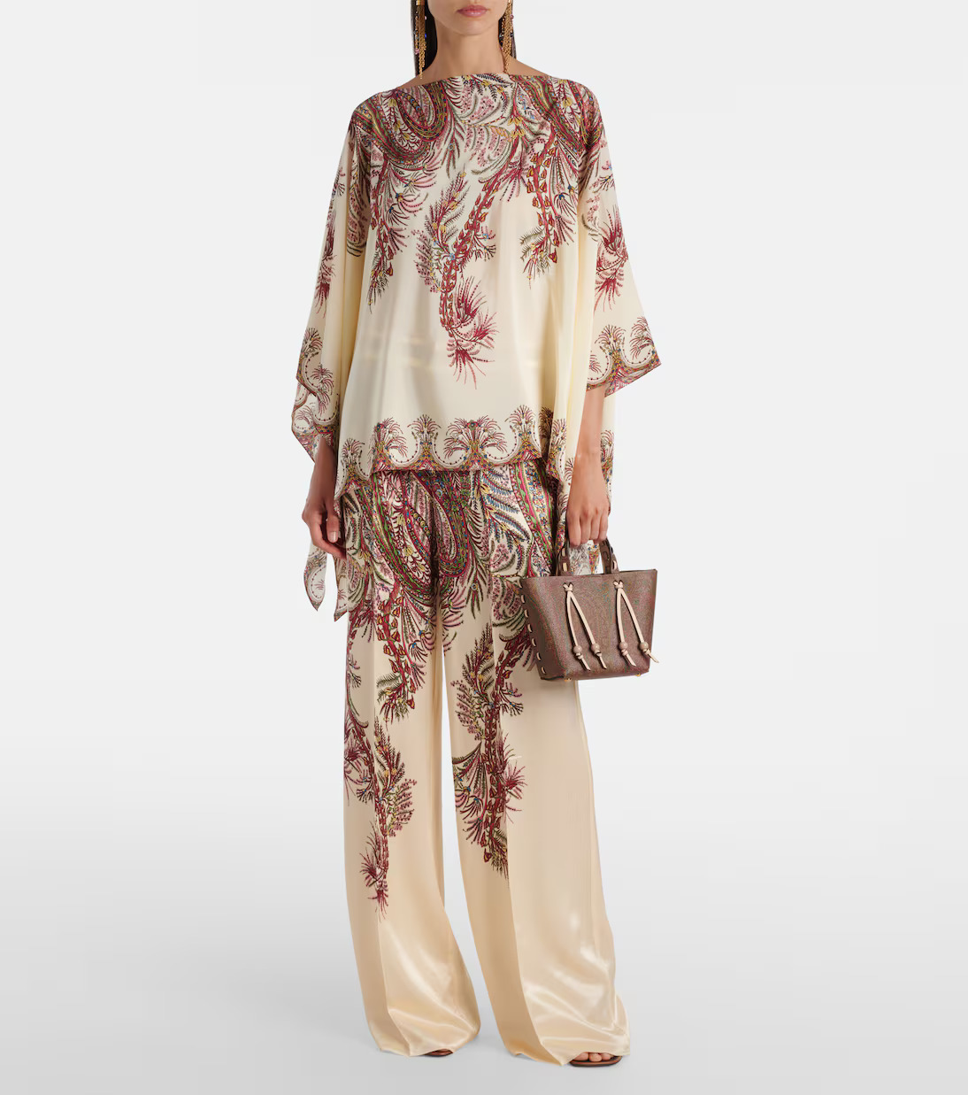إطلالة راقية من Etro