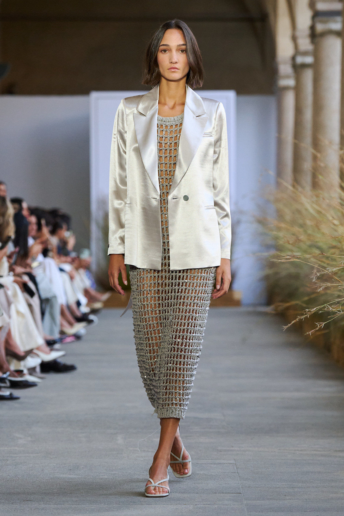 إطلالة رسمية بقماش الشبك من Peserico