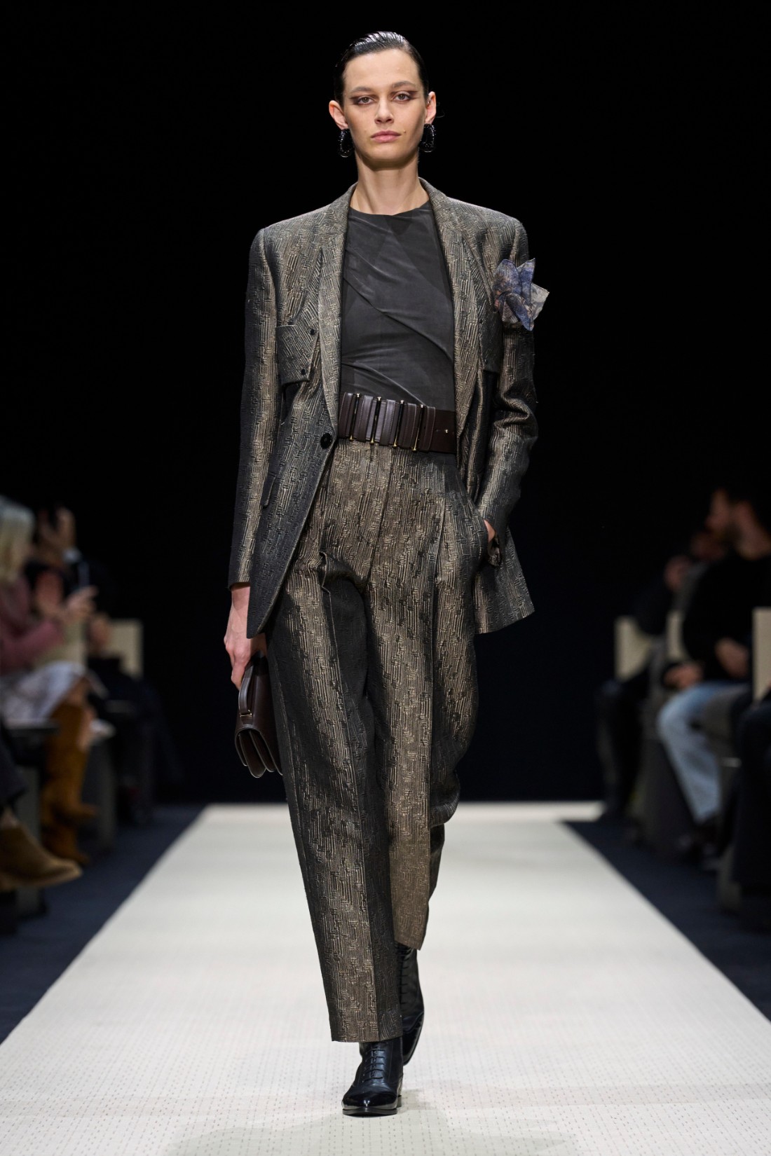 إطلالة رسمية من مجموعة Giorgio Armani خريف شتاء 2025