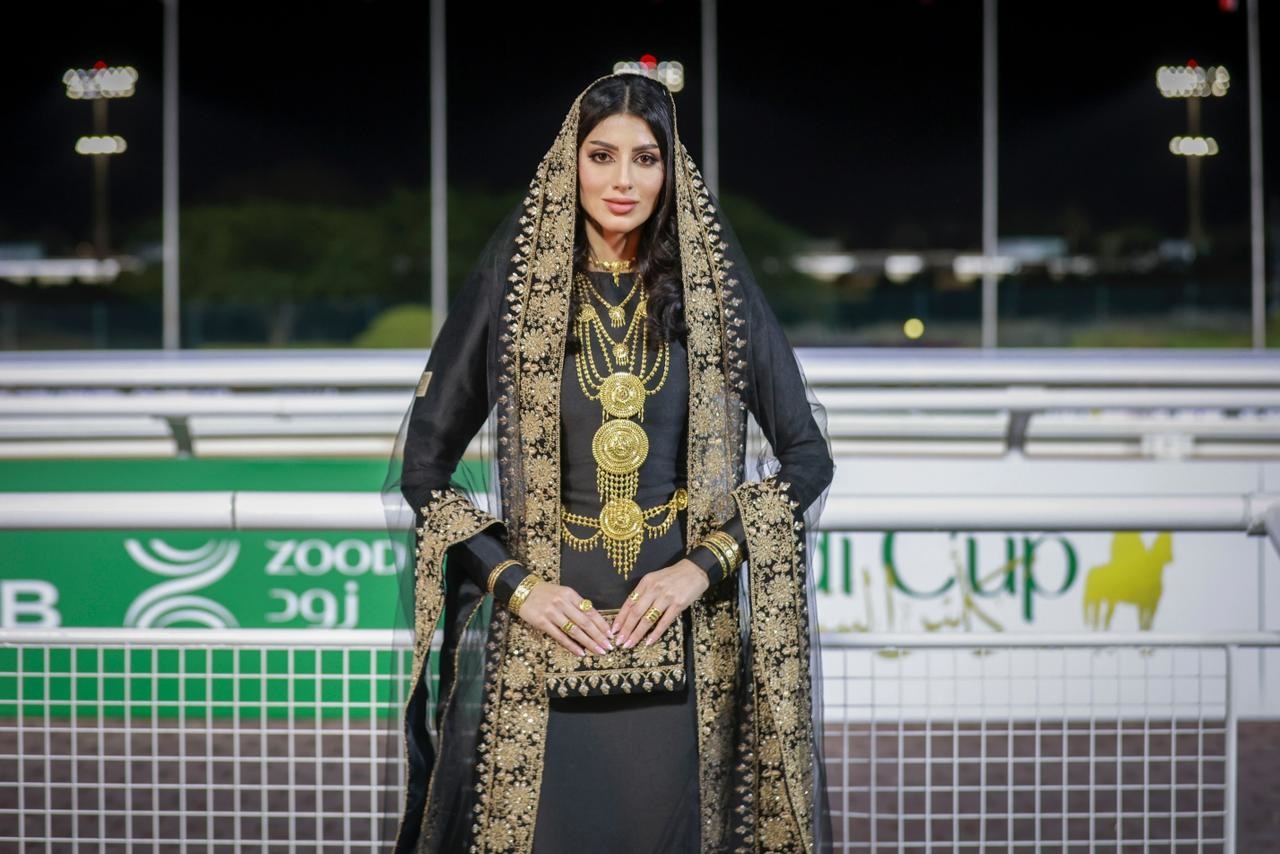 إطلالة رغد سليمان بالذهب في كأس السعودية 2026 إطلالة ملكية فاخرة