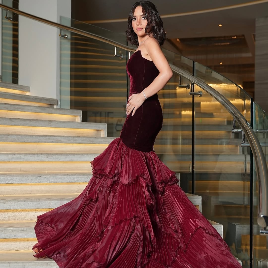 إطلالة رنا رئيسي بالفستان الأحمر الياقوتي من تصميم هاني البحيري