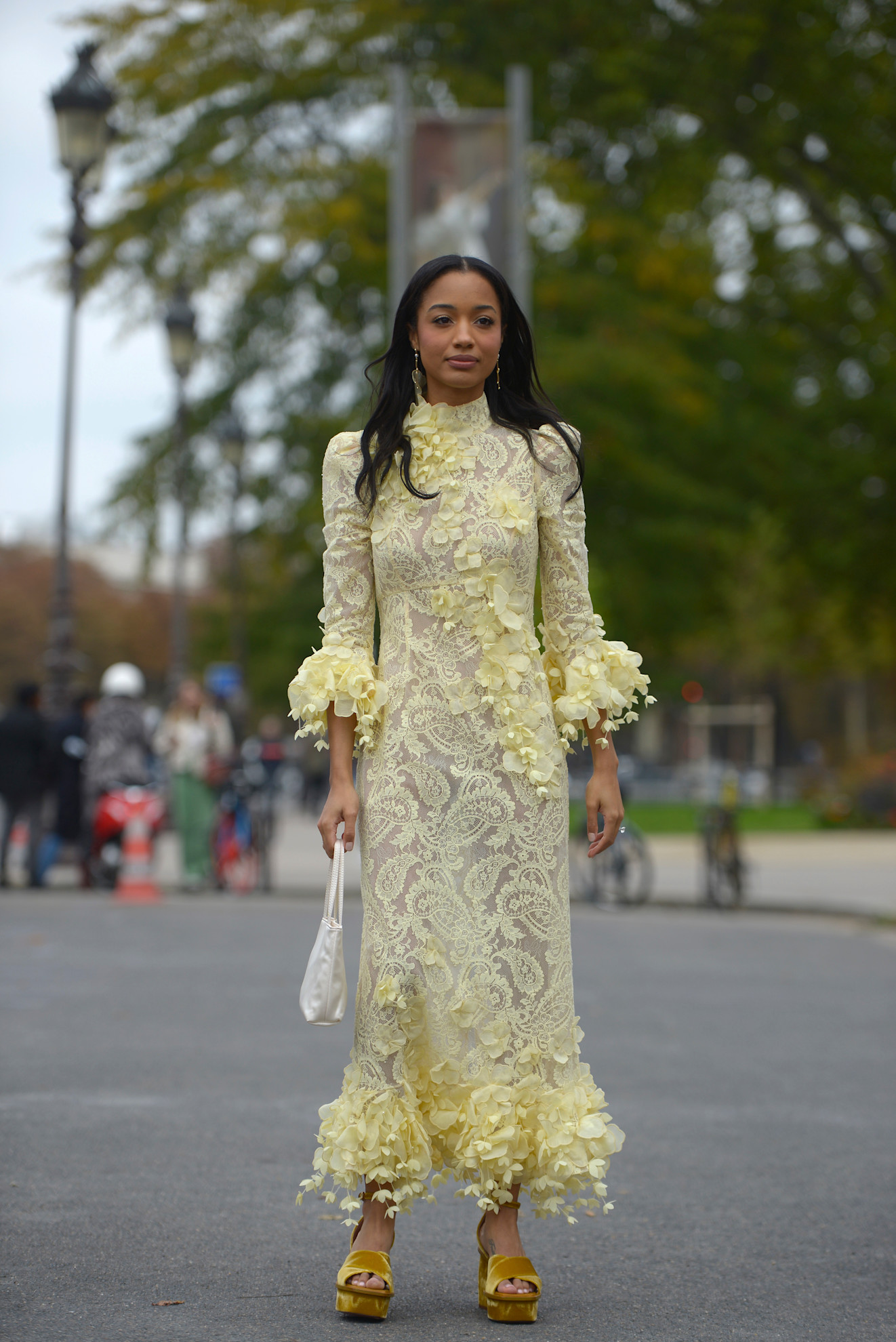 إطلالة رومانسية باللون الأصفر من شوارع باريس