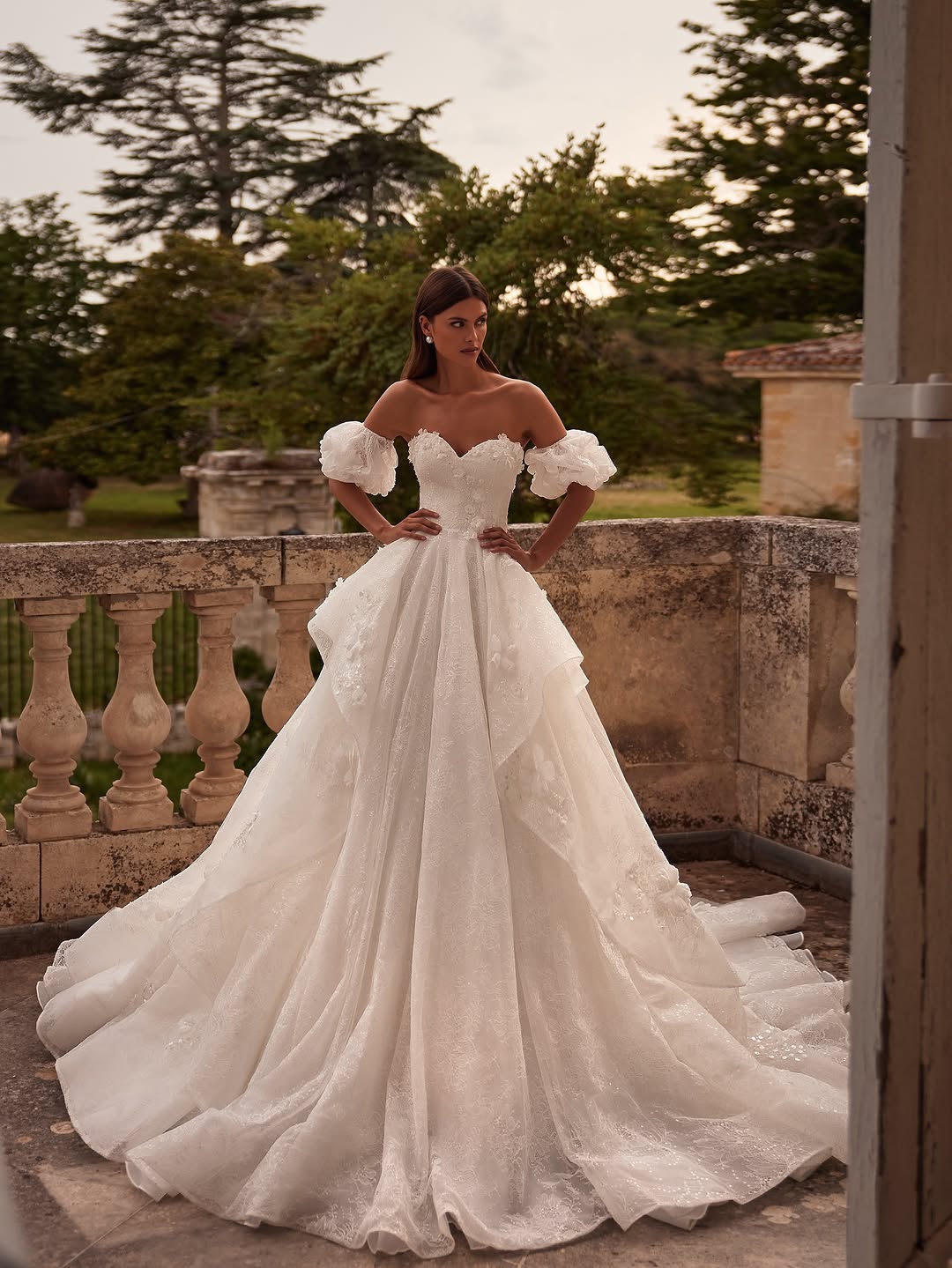 إطلالة زفاف مطرزة بالورود من دار Sophie Weddings