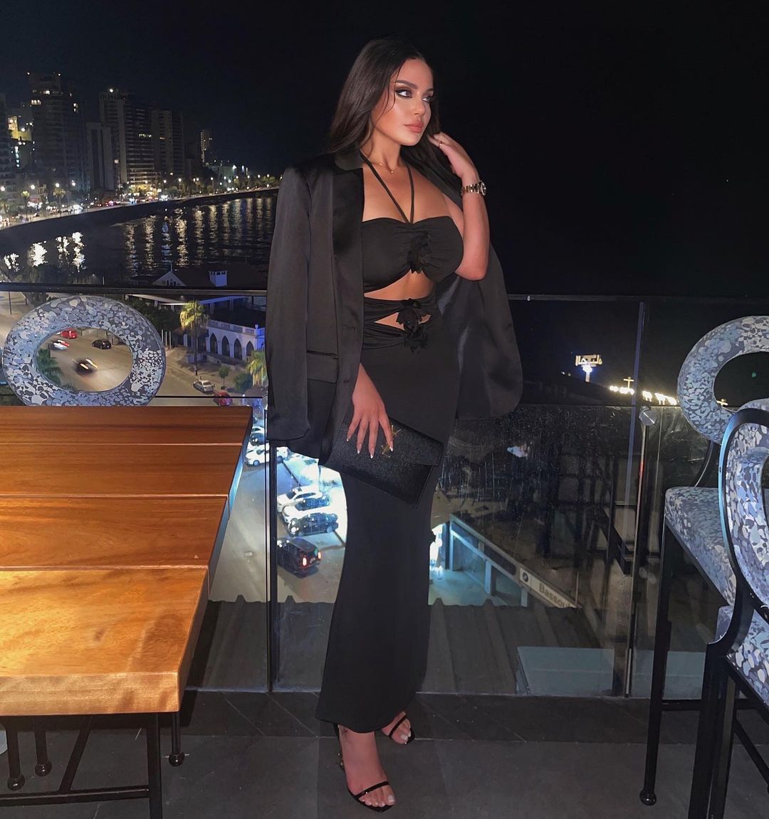 إطلالة زينب فياض بالفستان الأسود للأمسيات