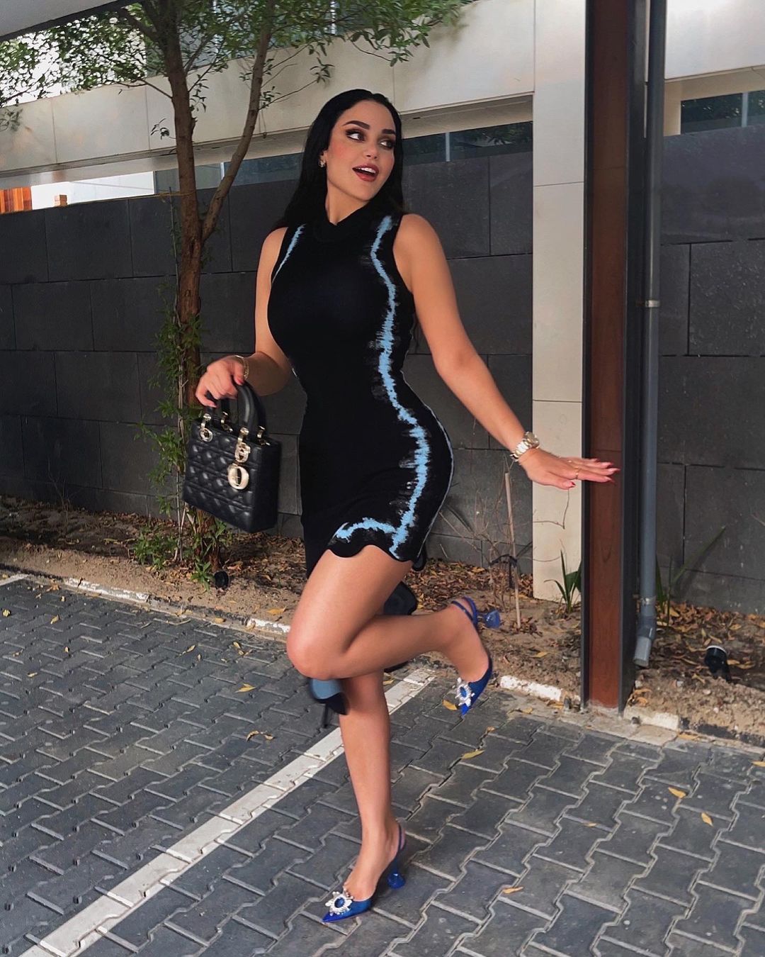 اطلالة زينب فياض بالفستان القصير