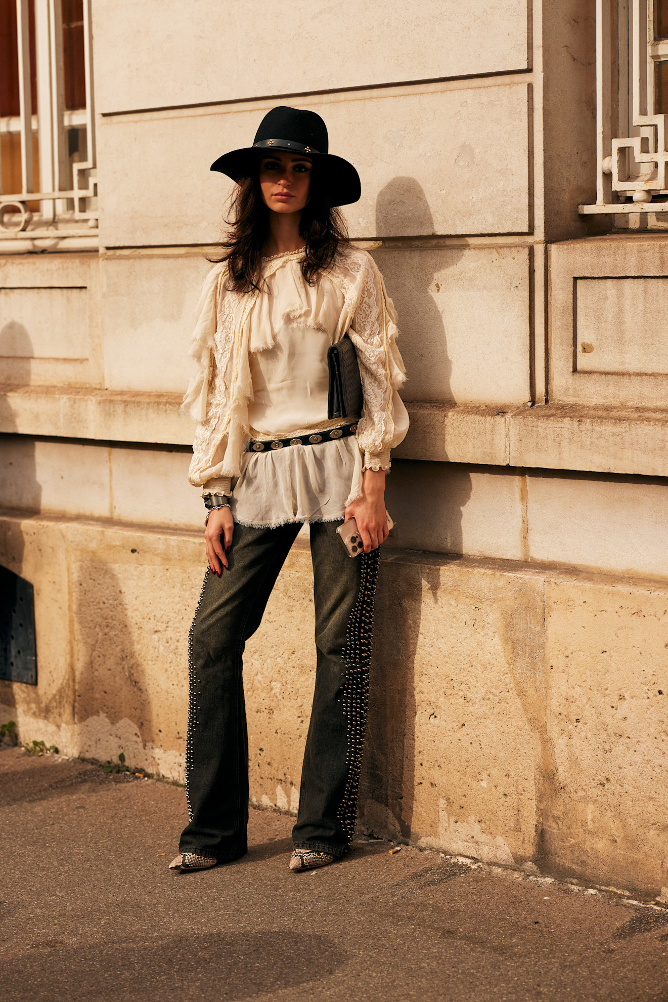 إطلالة ستريت ستايل خلال أسبوع الموضة في باريس لمجموعات الأزياء الجاهزة لربيع وصيف 2026 (2)