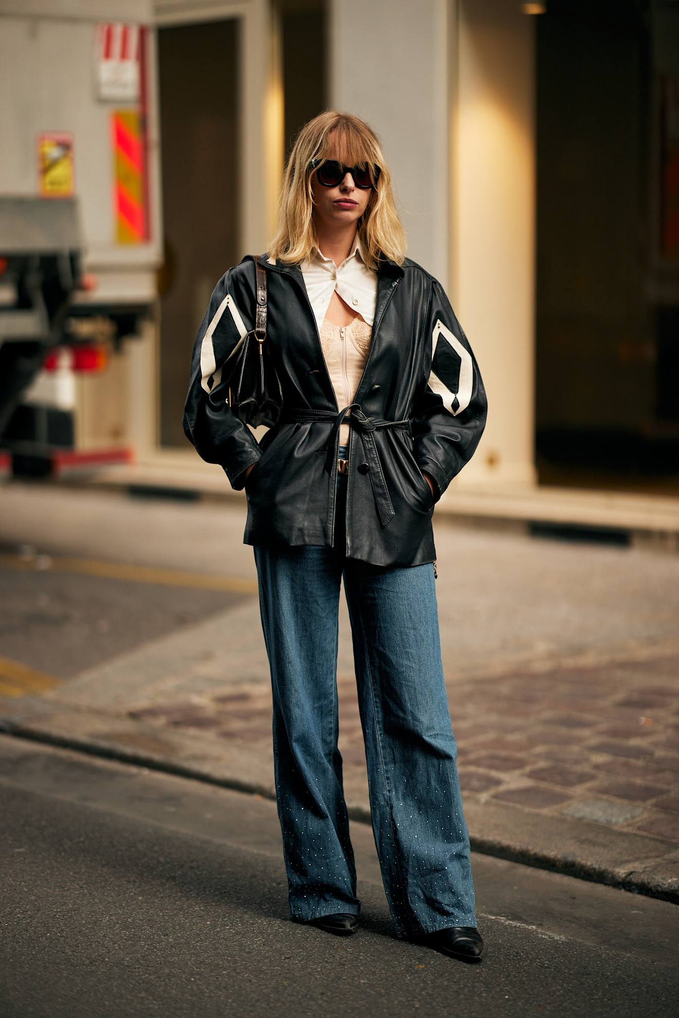 إطلالة ستريت ستايل خلال أسبوع الموضة في باريس لمجموعات الأزياء الجاهزة لربيع وصيف 2026