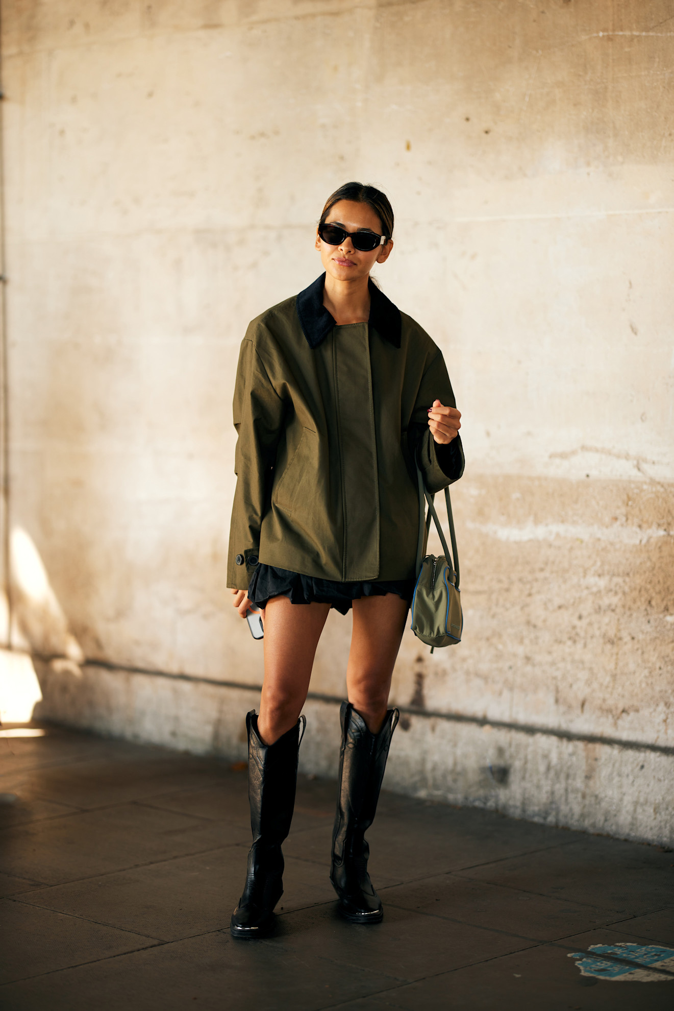 إطلالة ستريت ستايل خلال أسبوع الموضة في لندن لمجموعات الأزياء الجاهزة لربيع وصيف 2026 