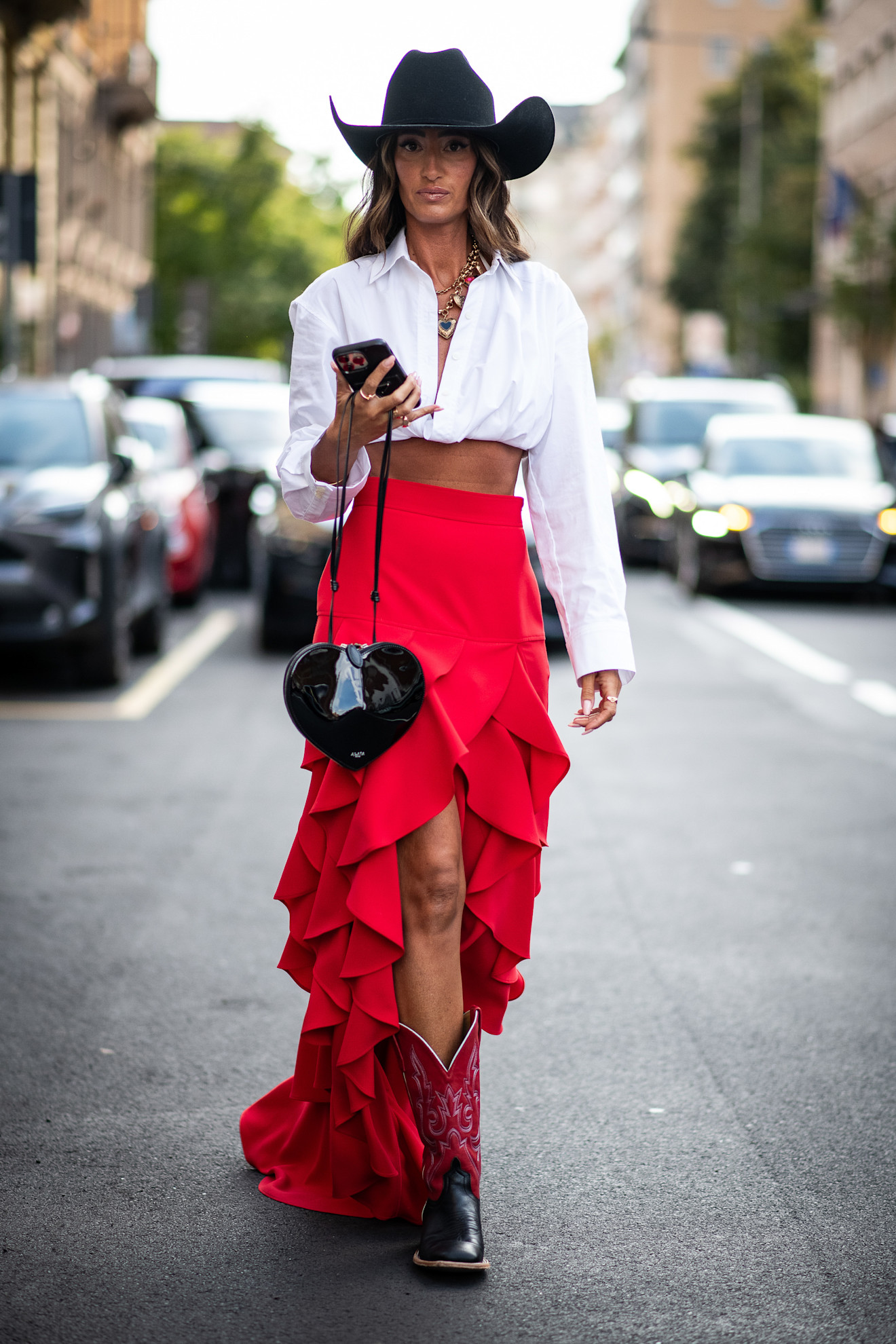 إطلالة ستريت ستايل خلال أسبوع الموضة في ميلانو لمجموعات الأزياء الجاهزة لربيع وصيف 2026