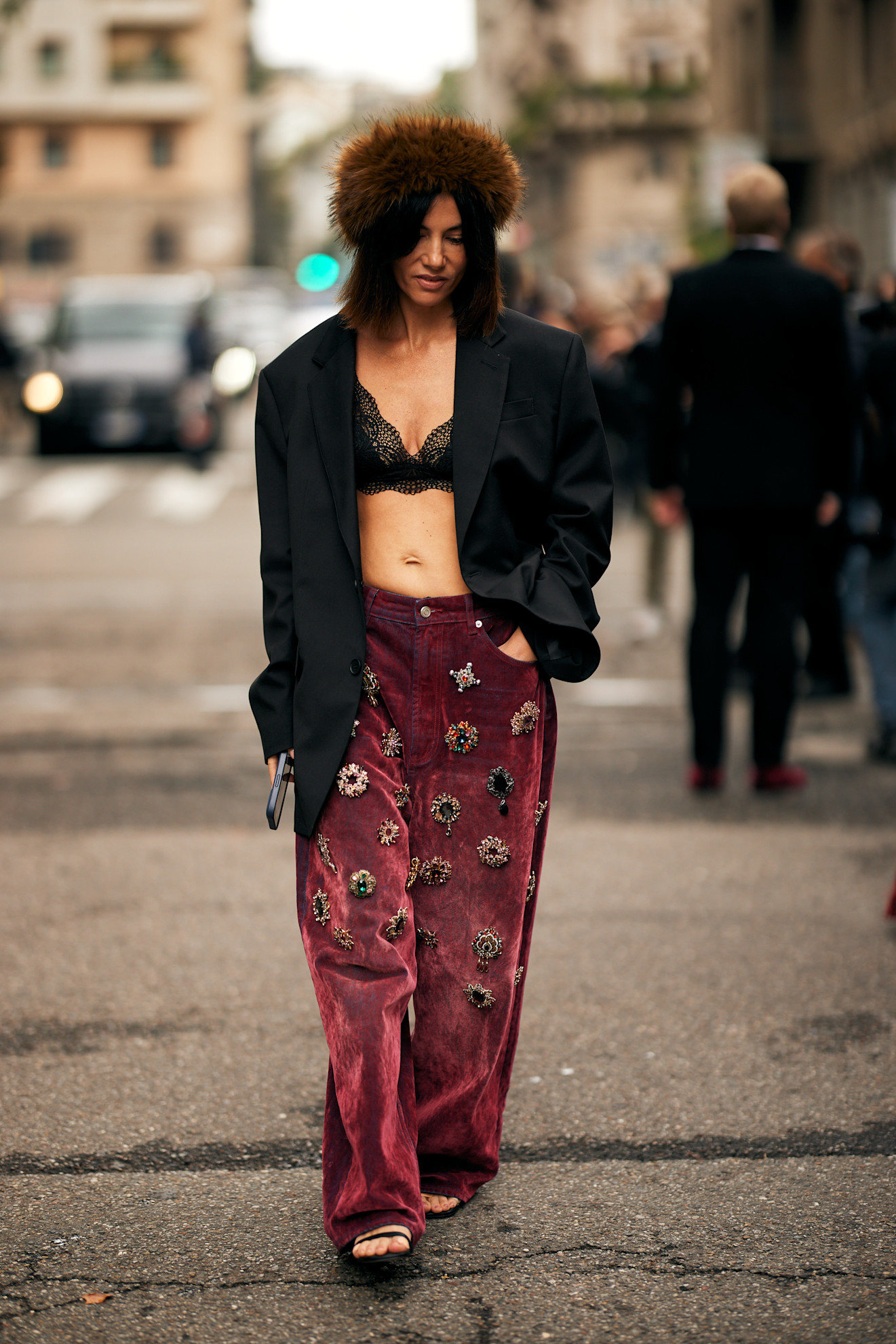 إطلالة ستريت ستايل خلال أسبوع الموضة في ميلانو لمجموعات الأزياء الجاهزة لربيع وصيف 2026