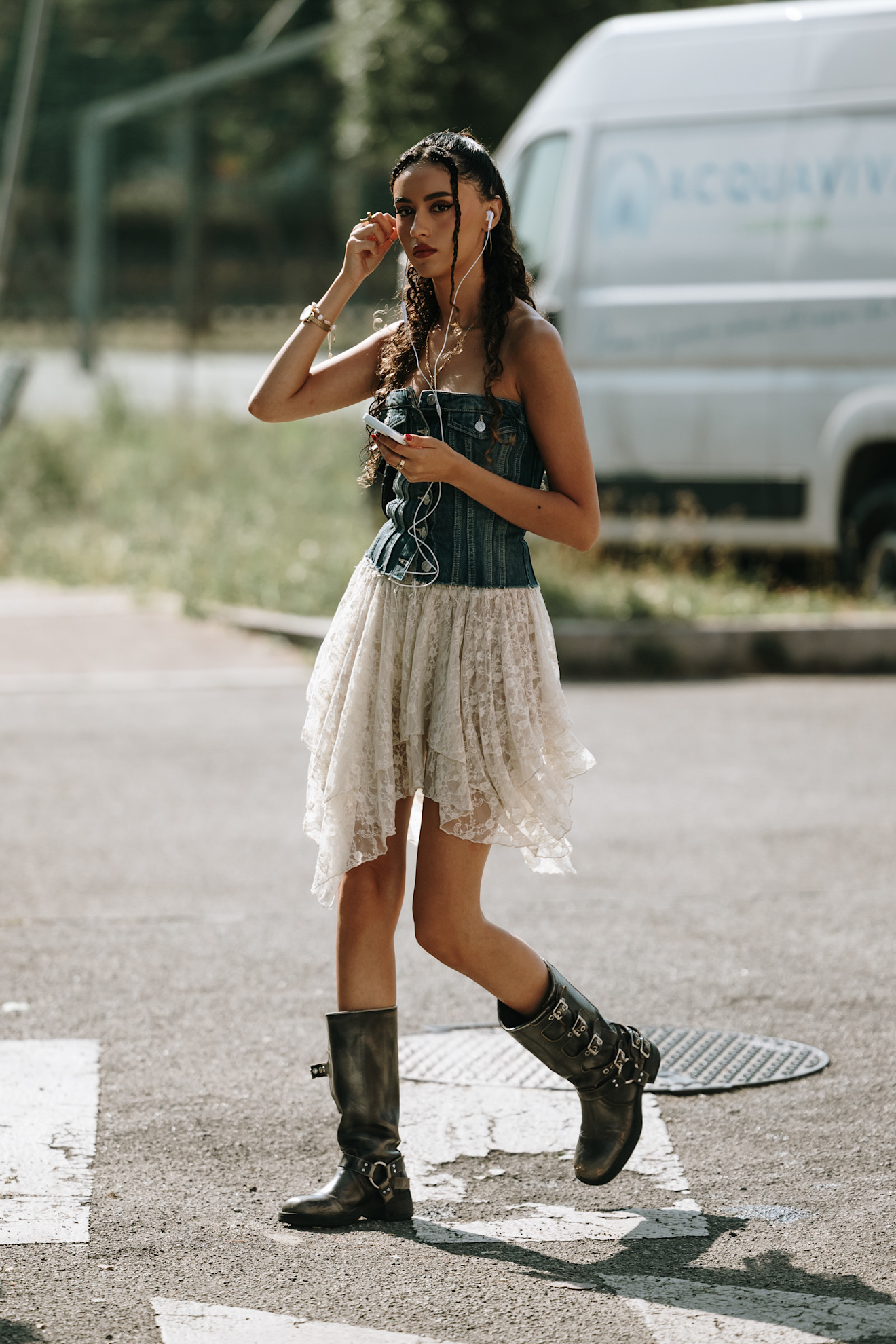 إطلالة ستريت ستايل خلال أسبوع الموضة في ميلانو لمجموعات الأزياء الجاهزة لربيع وصيف 2026