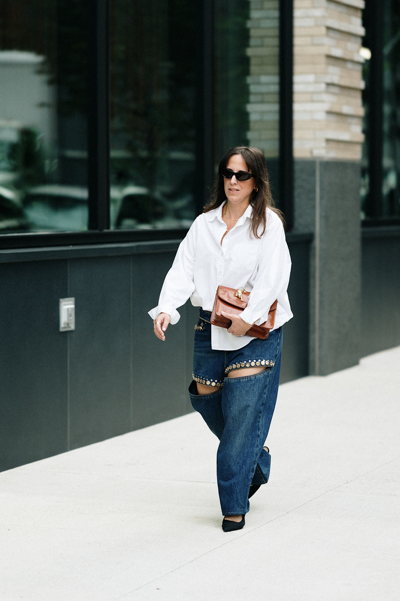 إطلالة ستريت ستايل خلال أسبوع الموضة في نيويورك لمجموعات الأزياء الجاهزة لربيع وصيف 2026