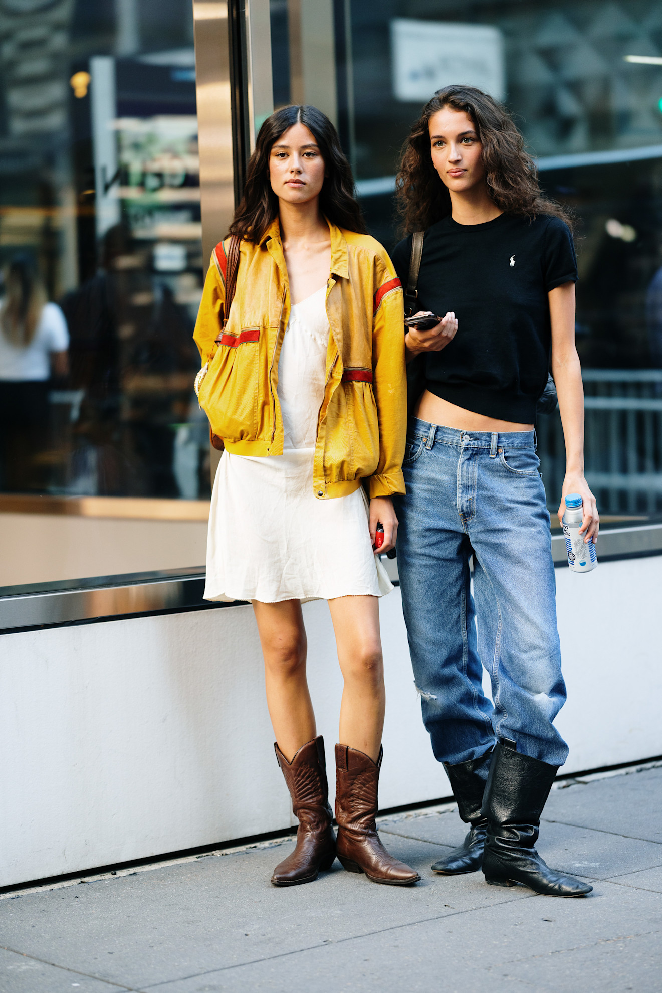 إطلالة ستريت ستايل خلال أسبوع الموضة في نيويورك لمجموعات الأزياء الجاهزة لربيع وصيف 2026