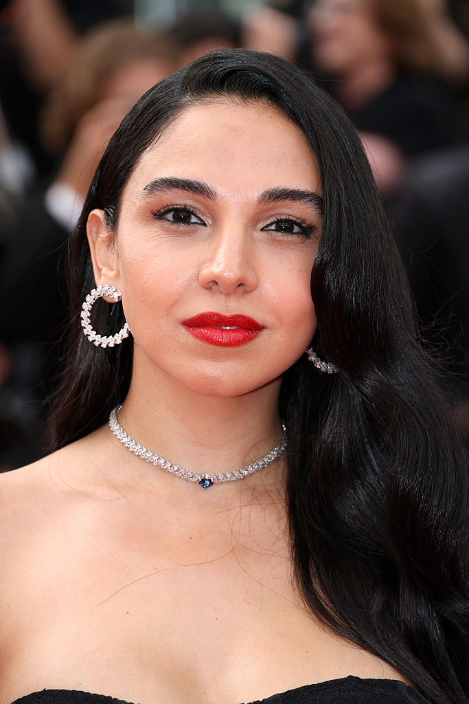 إطلالة سلمى أبو ضيف بمكياج كلاسيكي بأحمر الشفاه القوي