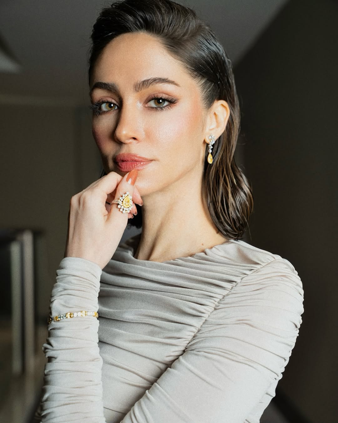 إطلالة سمية رضا بالمكياج المشمشي