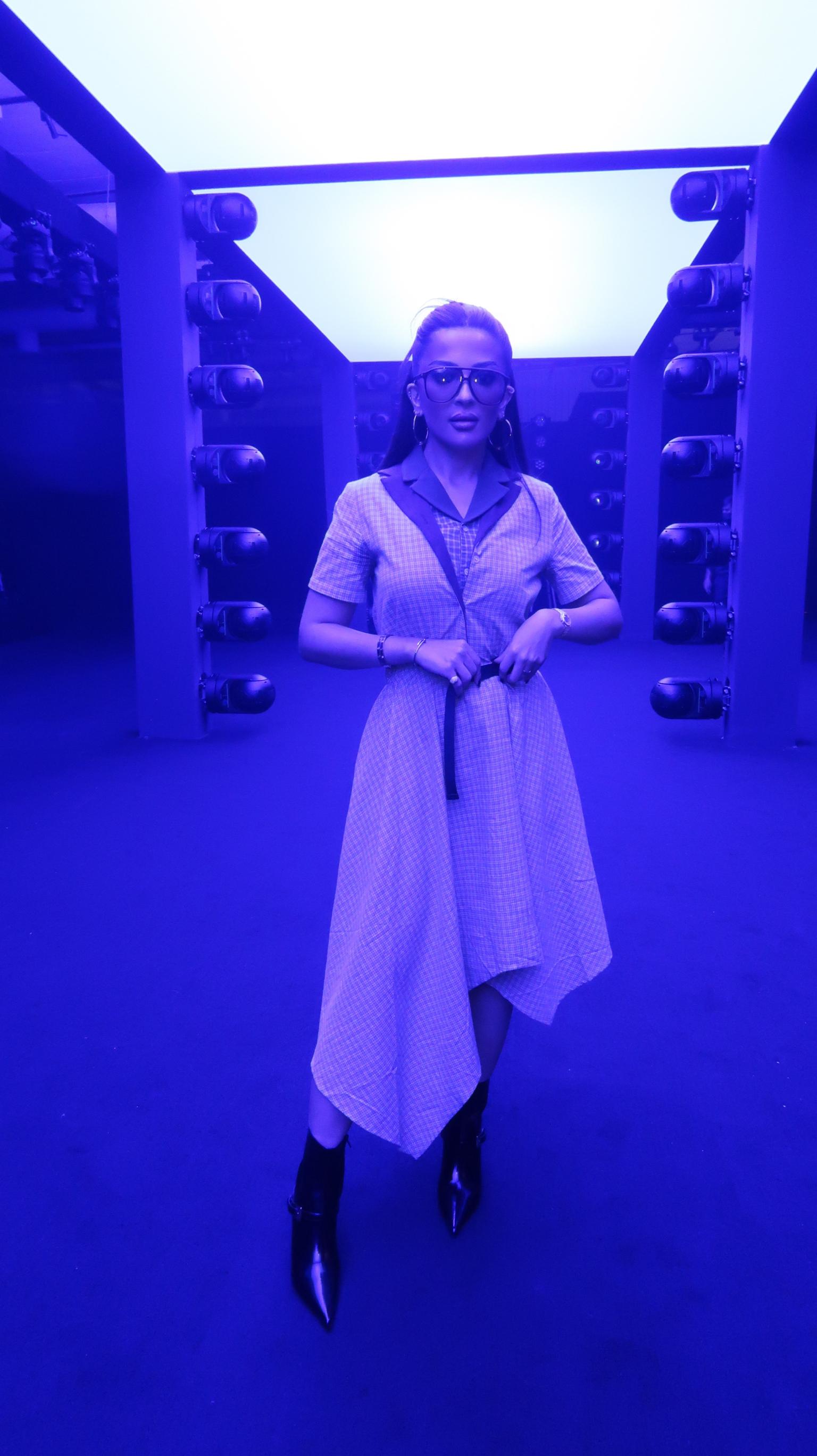 إطلالة سوسن القاضي بتنسيق شوق آل دوله خلال أسبوع الأزياء في الرياض 2025