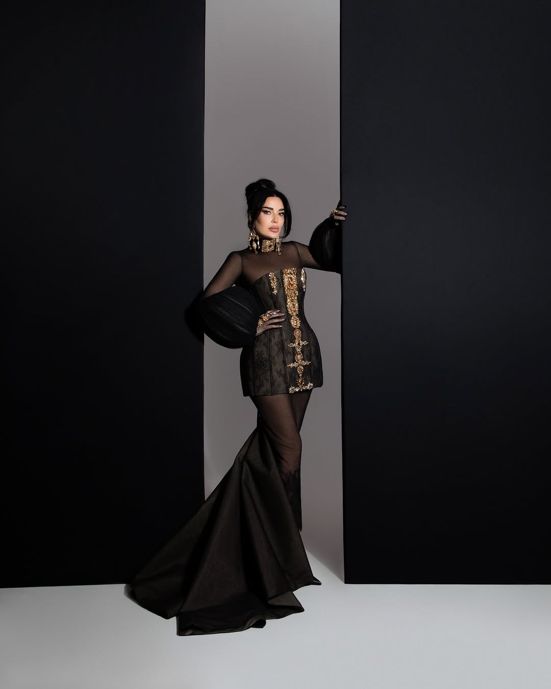 إطلالة سيرين عبدالنور بفستان أسود جريء