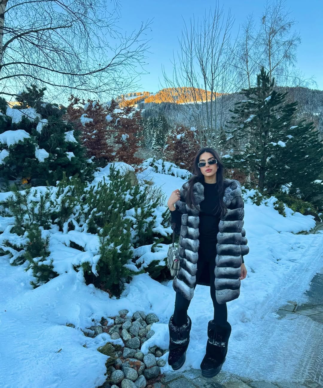 إطلالة شتوية أنيقة للفنانة تيارا ماريا وهبي