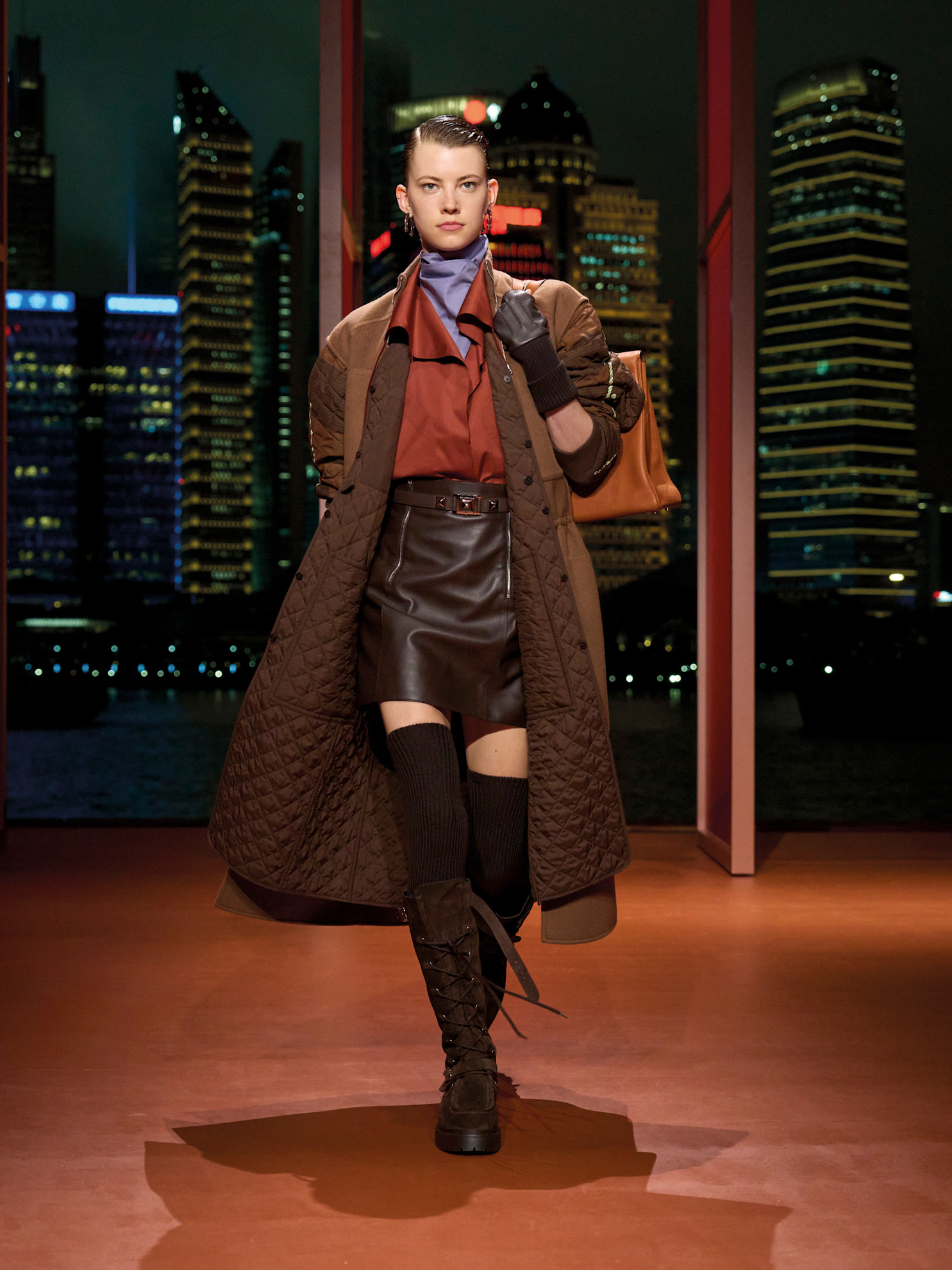 إطلالة شتوية بوشاح حول الرقبة من Hermès