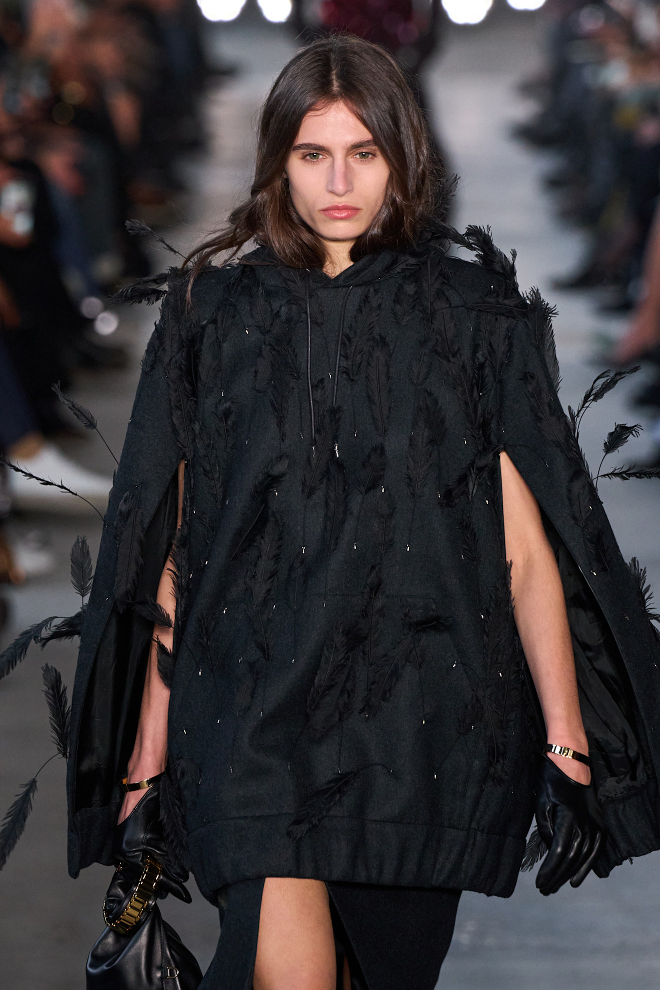 إطلالة شتوية من الريش من Sacai