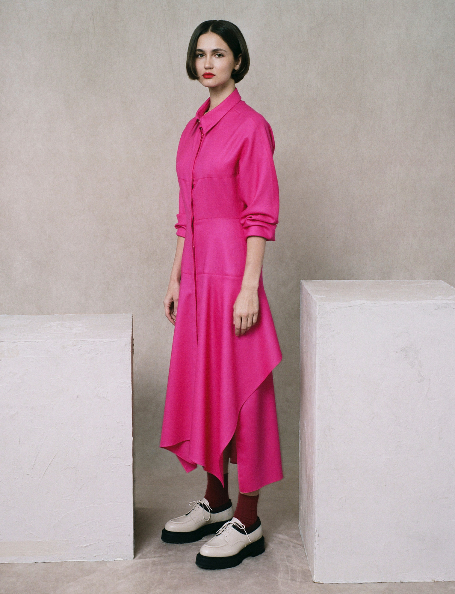 إطلالة شتوية من تدرجات الزهري القوي من ربيع كيروز