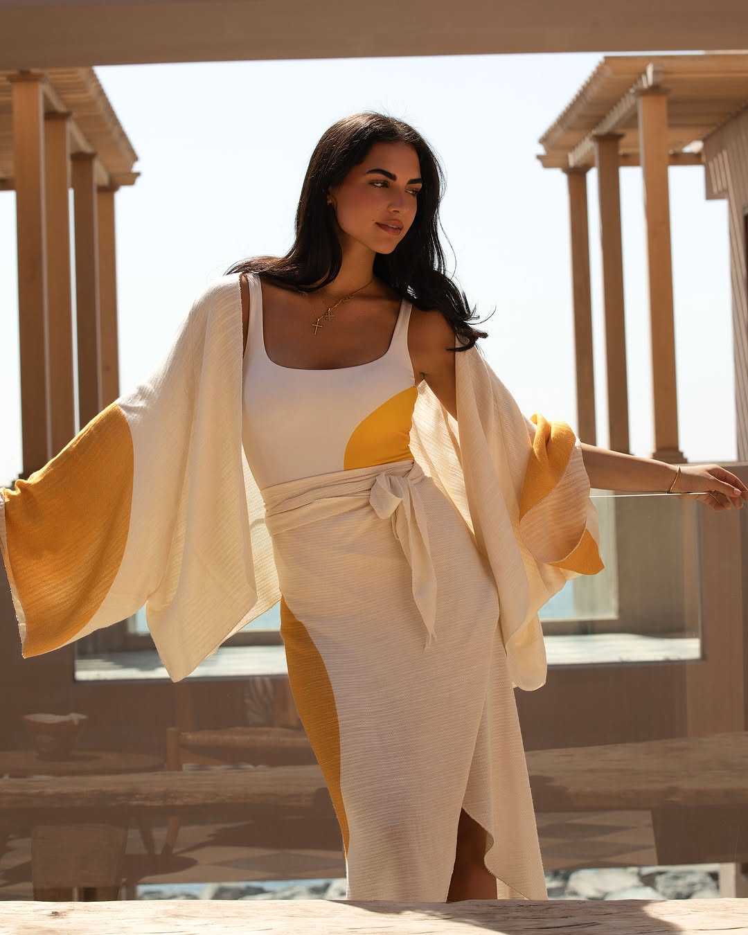 إطلالة صيفية أنيقة بالأصفر والبيج من مجموعة Oasis من Emanmoon