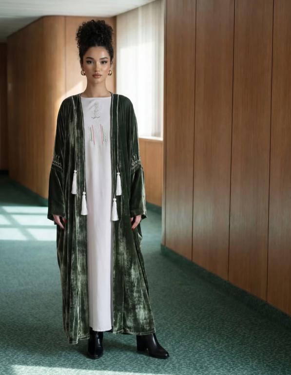 إطلالة عباءة فوق فستان خفيف من تصميم ٬شهم ٬هرث