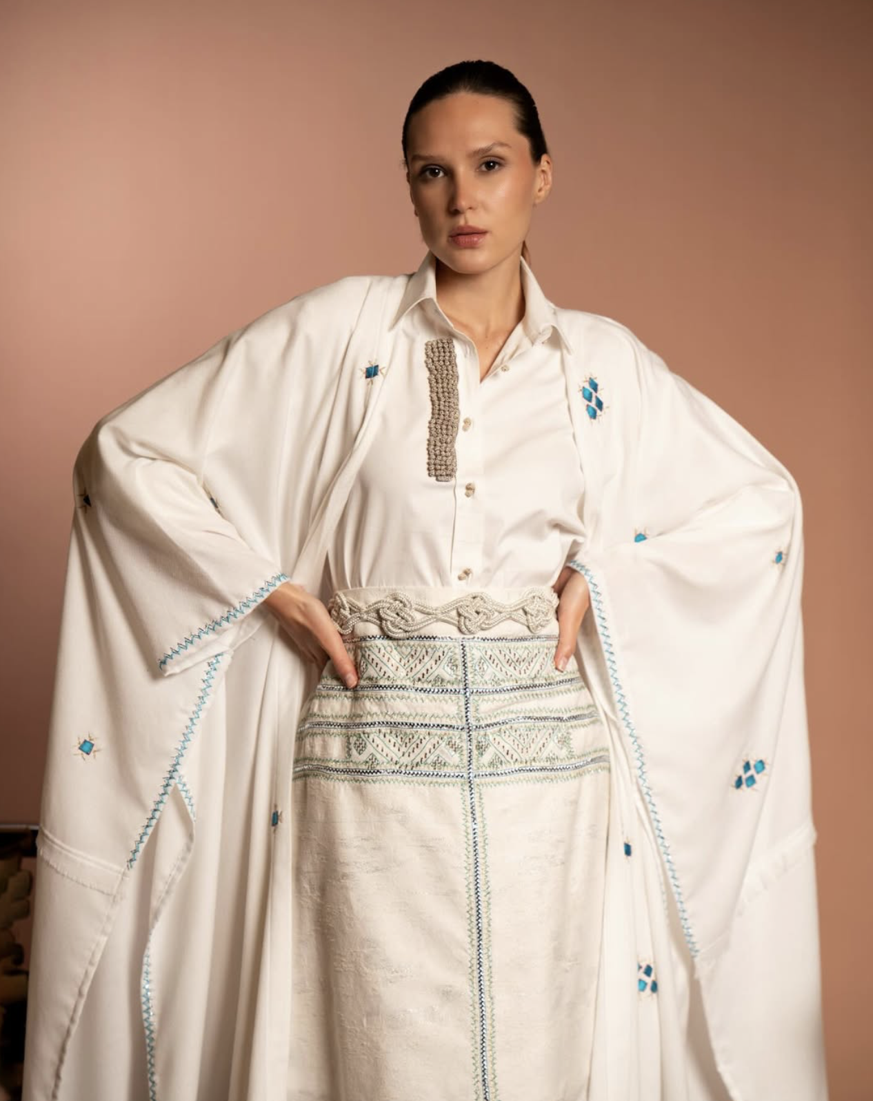 إطلالة عباءة مع طقم من خرّز