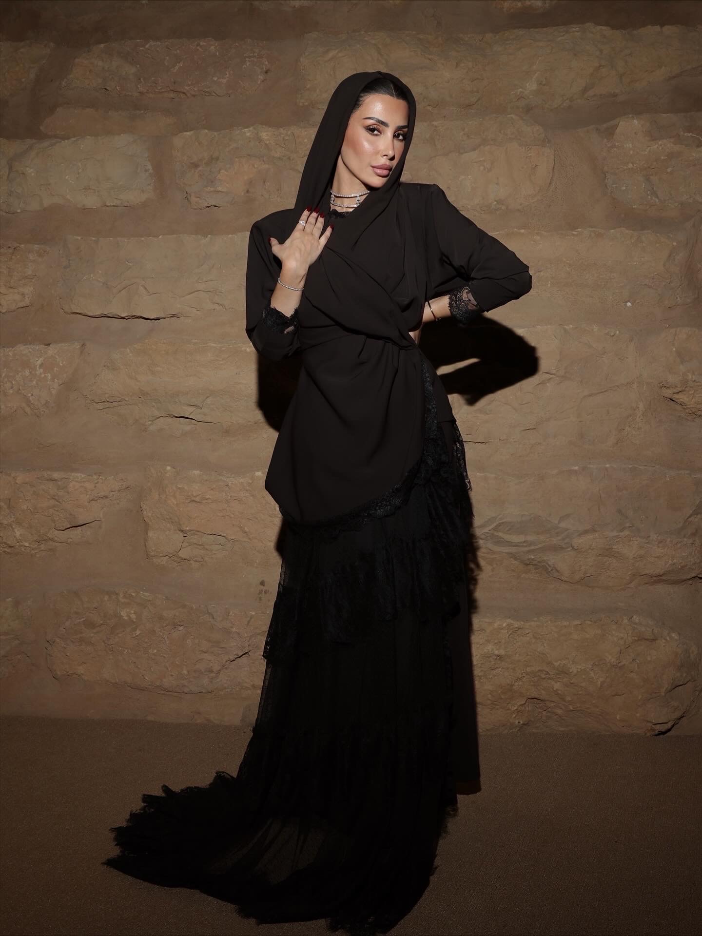 إطلالة عذاري صالح بتصميم وتنسيق شوق آل دوله خلال أسبوع الأزياء في الرياض 2025