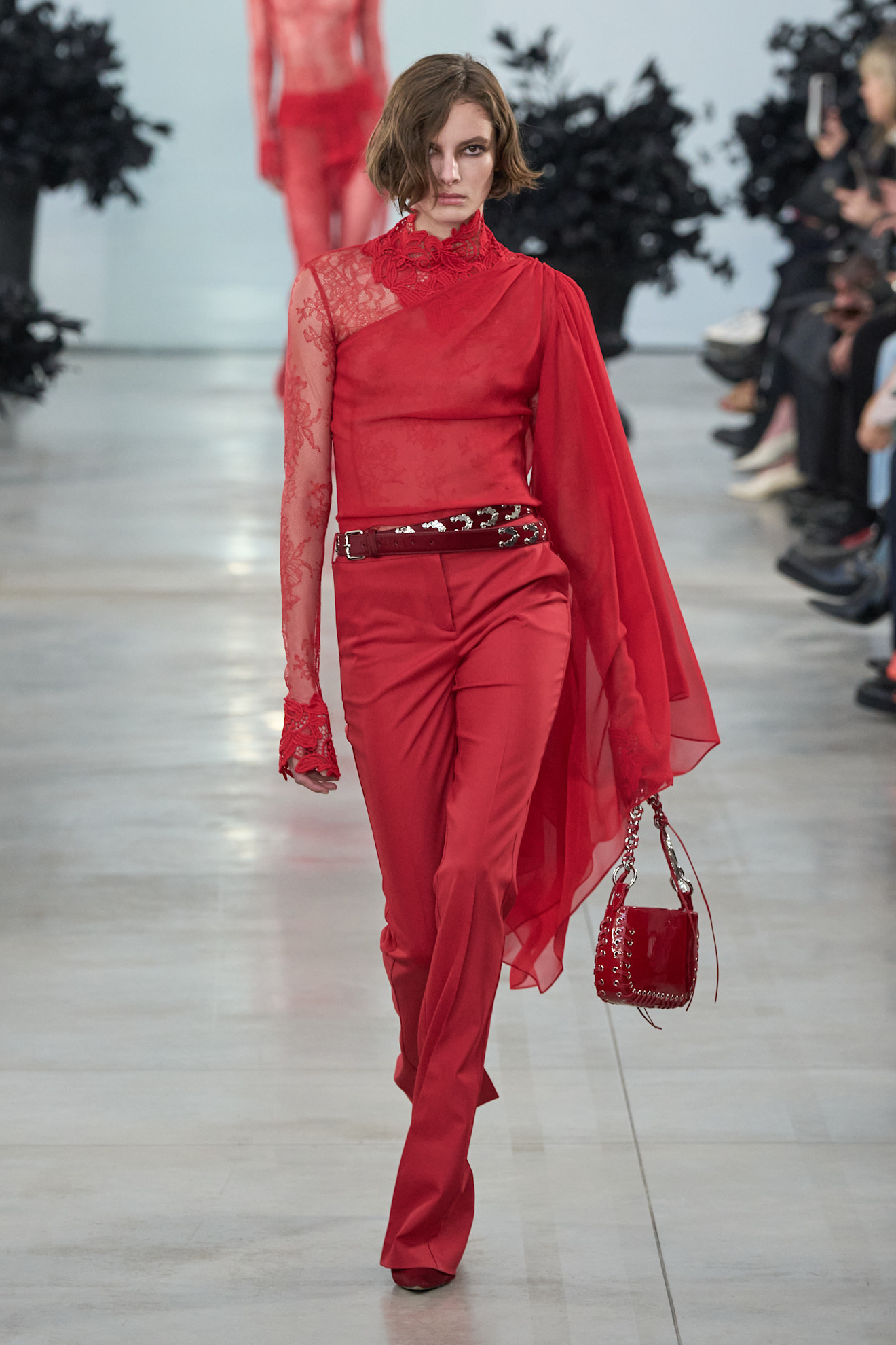إطلالة عصرية باللون الأحمر من Blumarine