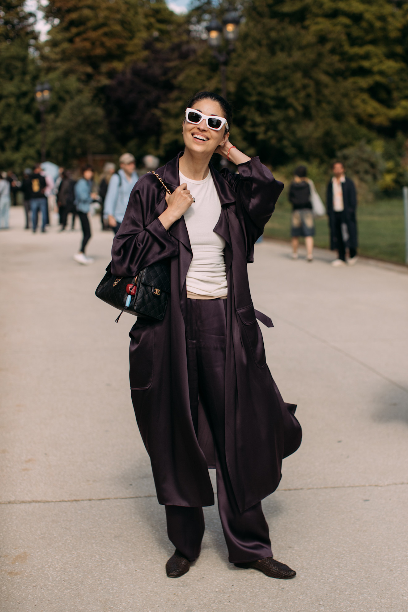 إطلالة عصرية مع نظارات كبيرة من شوارع باريس