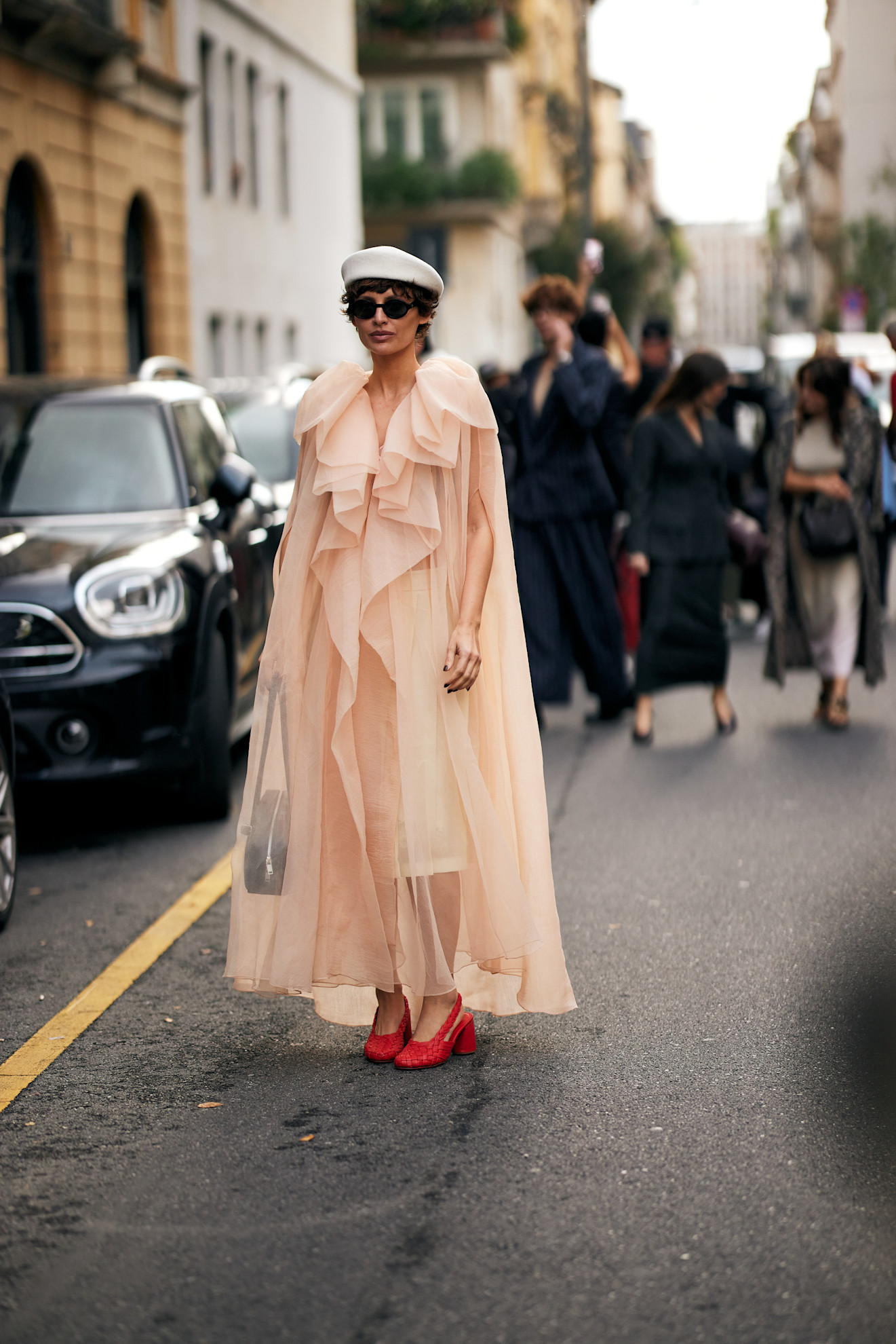 إطلالة فضفاضة مع ثنيات أنثوية من شوارع ميلان