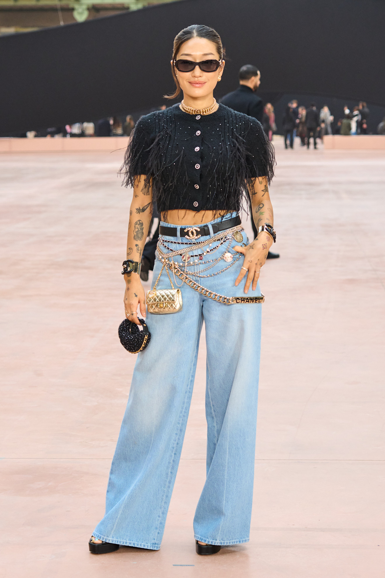 إطلالة كاجوال مع حقيبتين من Chanel